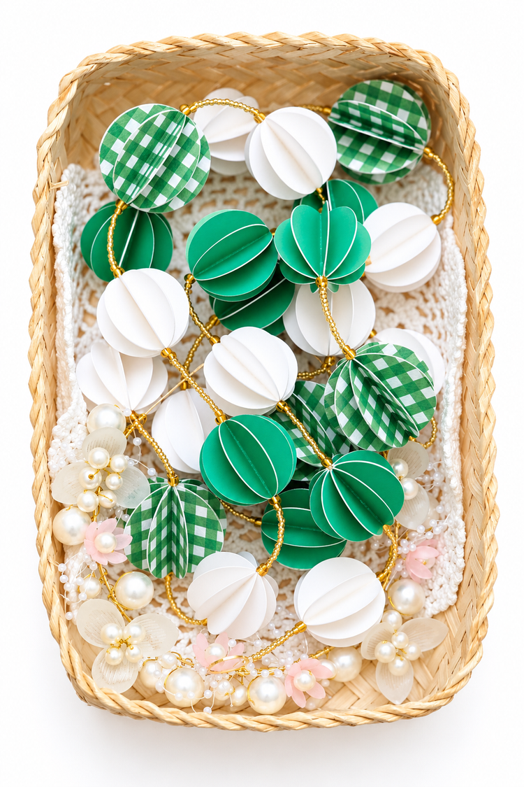 Guirlande décorative en papier vert et blanc