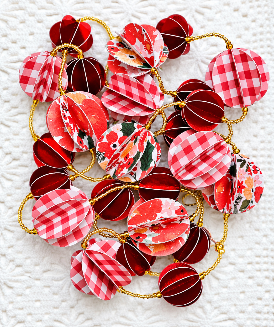 Guirlande décorative en papier rouge