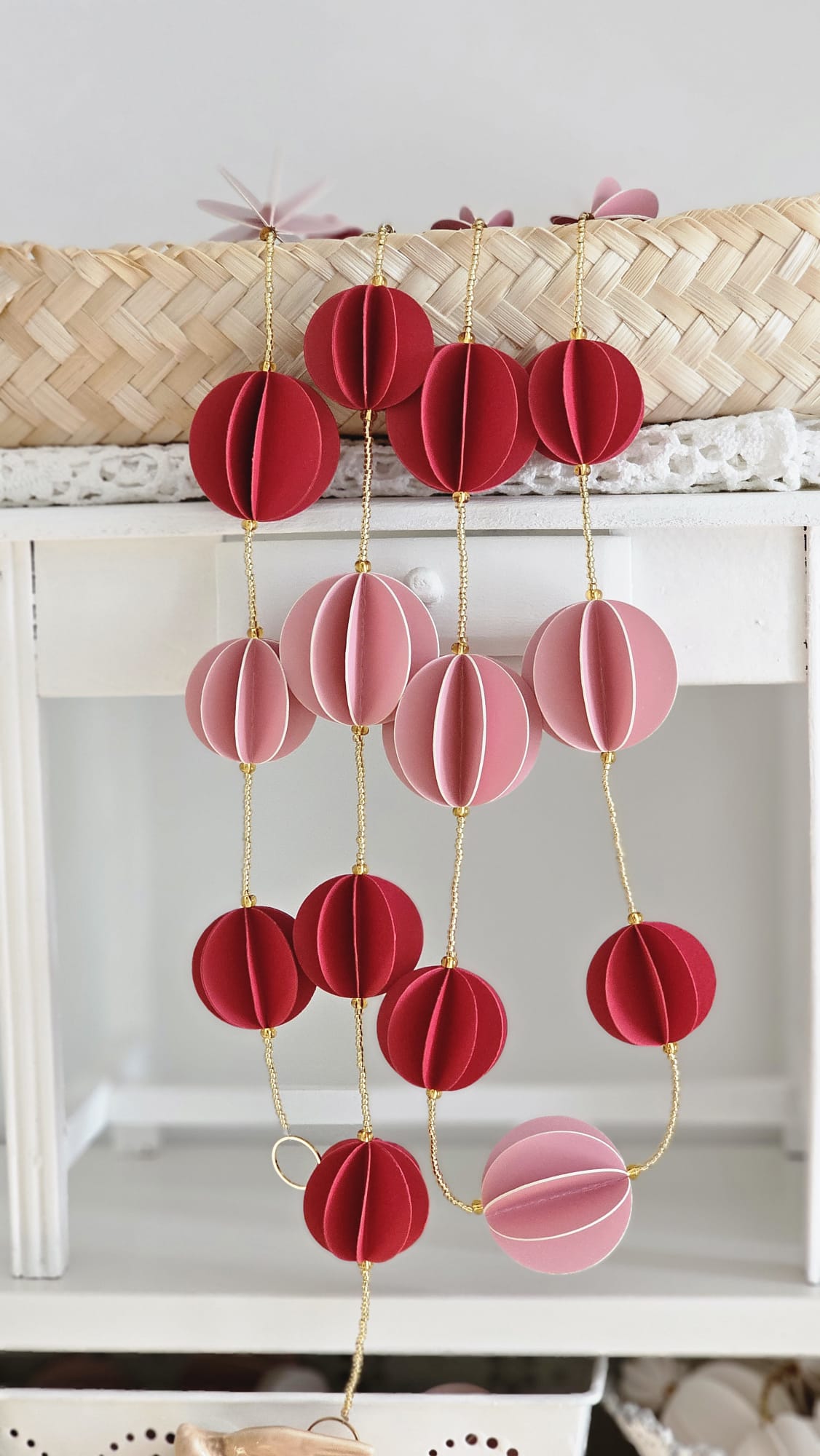 Guirlande papier rouge et rose avec perles de rocailles