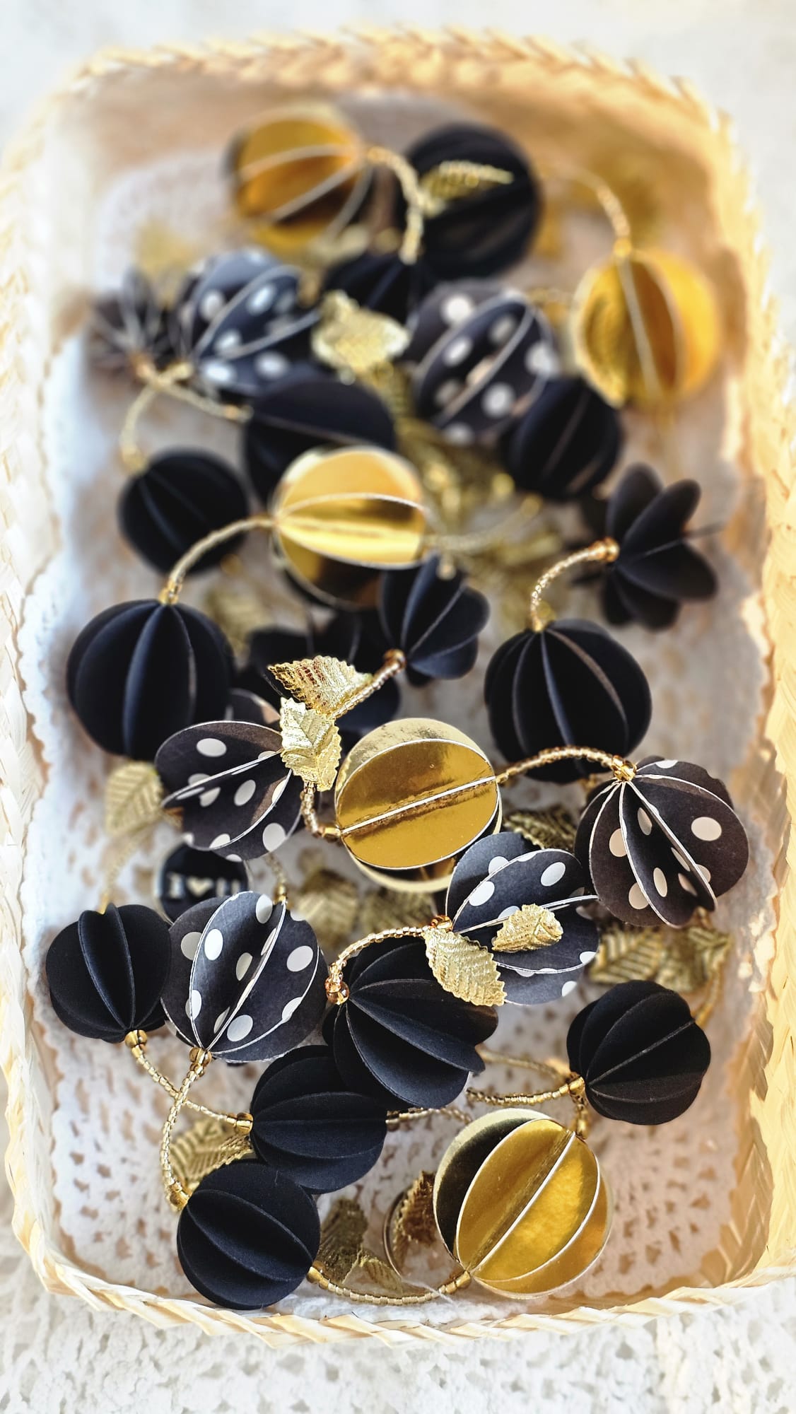 Guirlande papier noir et or avec perles de rocaille