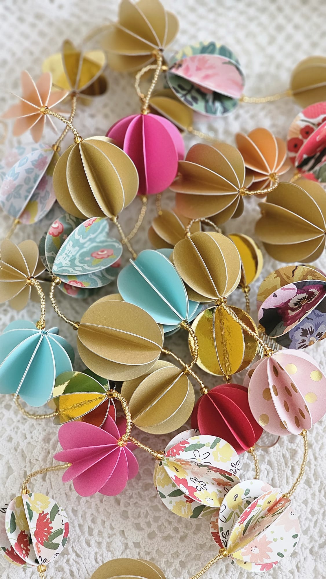 Guirlande boules en papier multicolore
