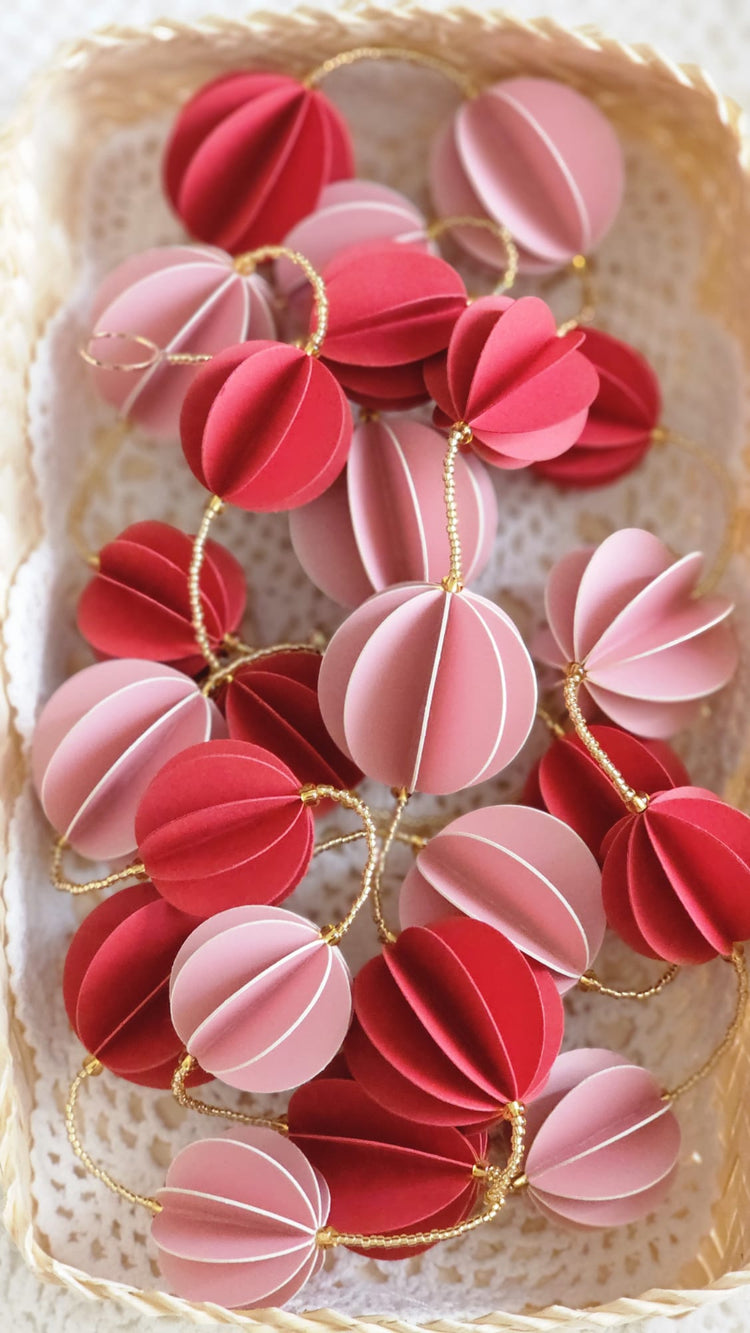 Guirlande papier rouge et rose avec perles de rocailles