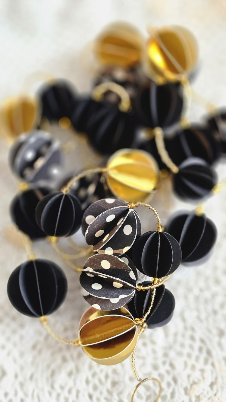 Guirlande papier noir et or avec perles de rocaille