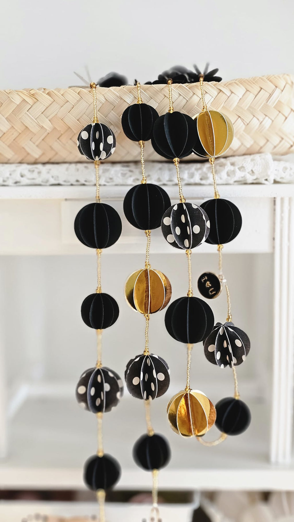 Guirlande papier noir et or avec perles de rocaille