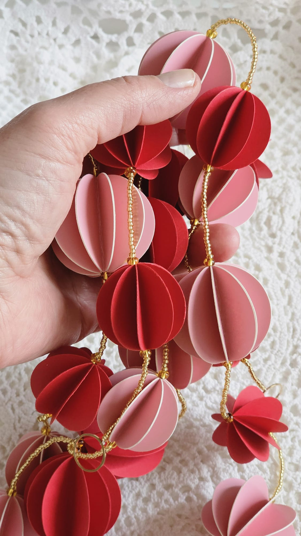 Guirlande papier rouge et rose avec perles de rocailles