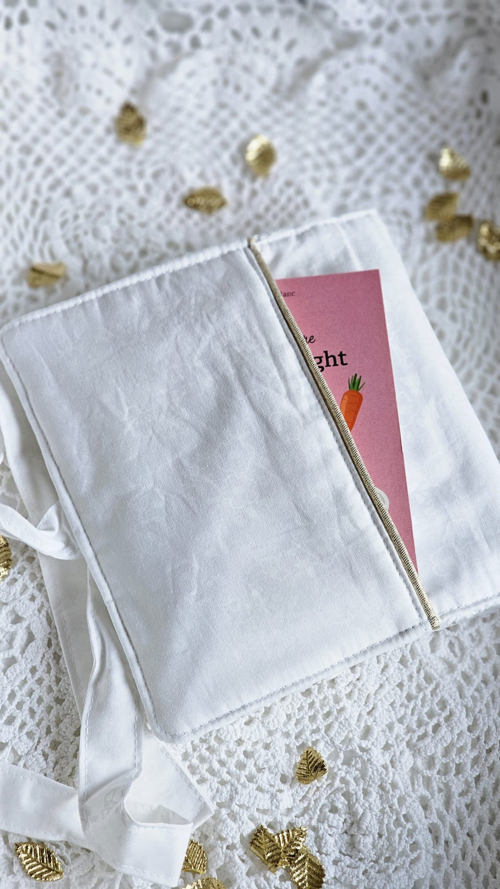 Pochette double tissu brodé blanc avec liens pour fermeture