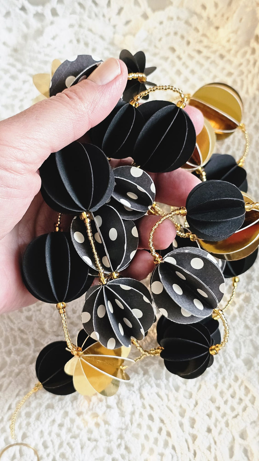 Guirlande papier noir et or avec perles de rocaille