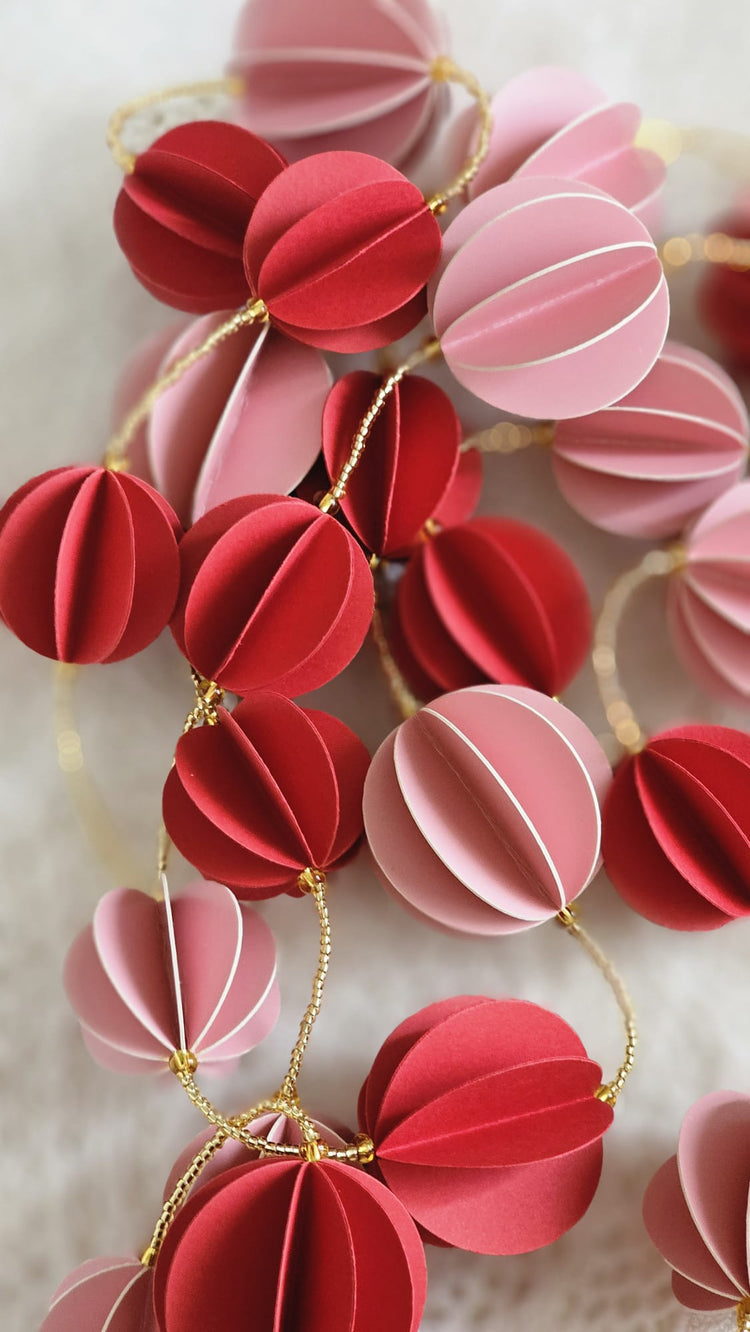 Guirlande papier rouge et rose avec perles de rocailles