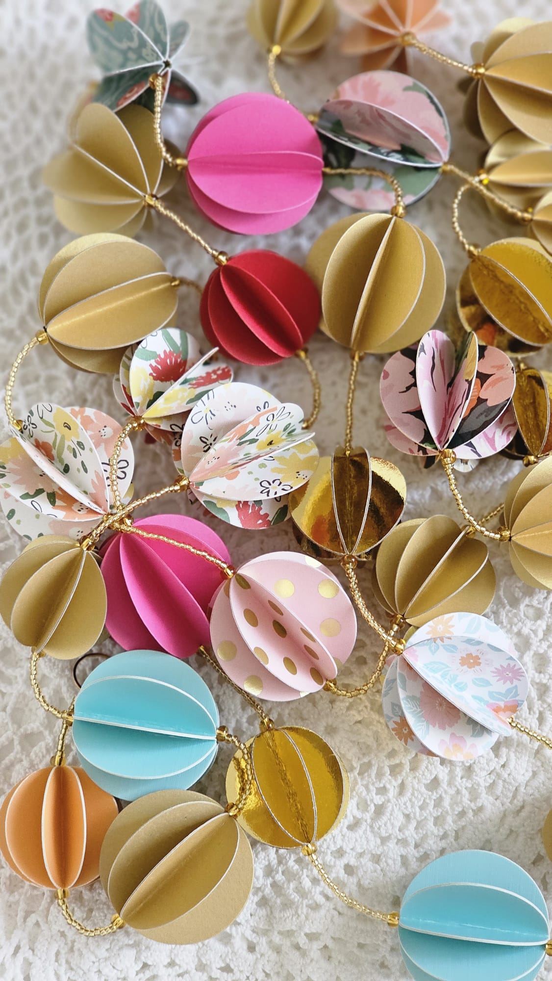 Guirlande boules en papier multicolore