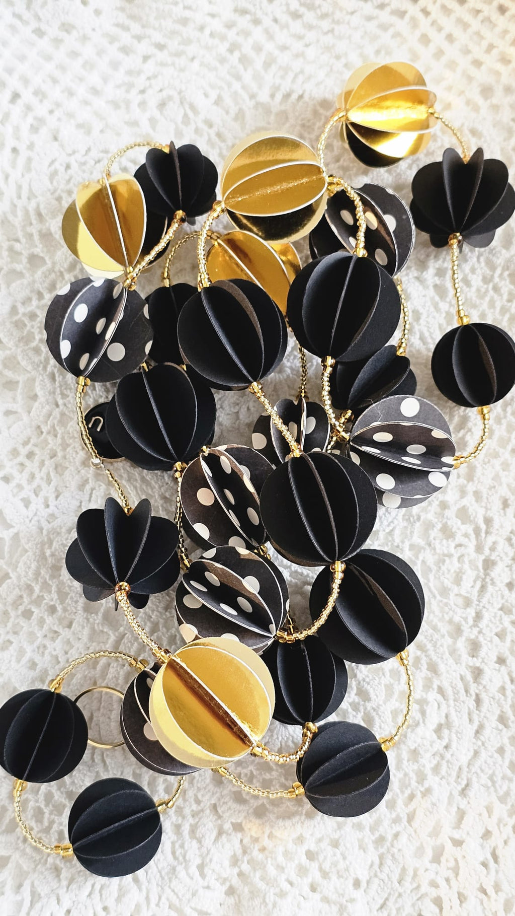 Guirlande papier noir et or avec perles de rocaille