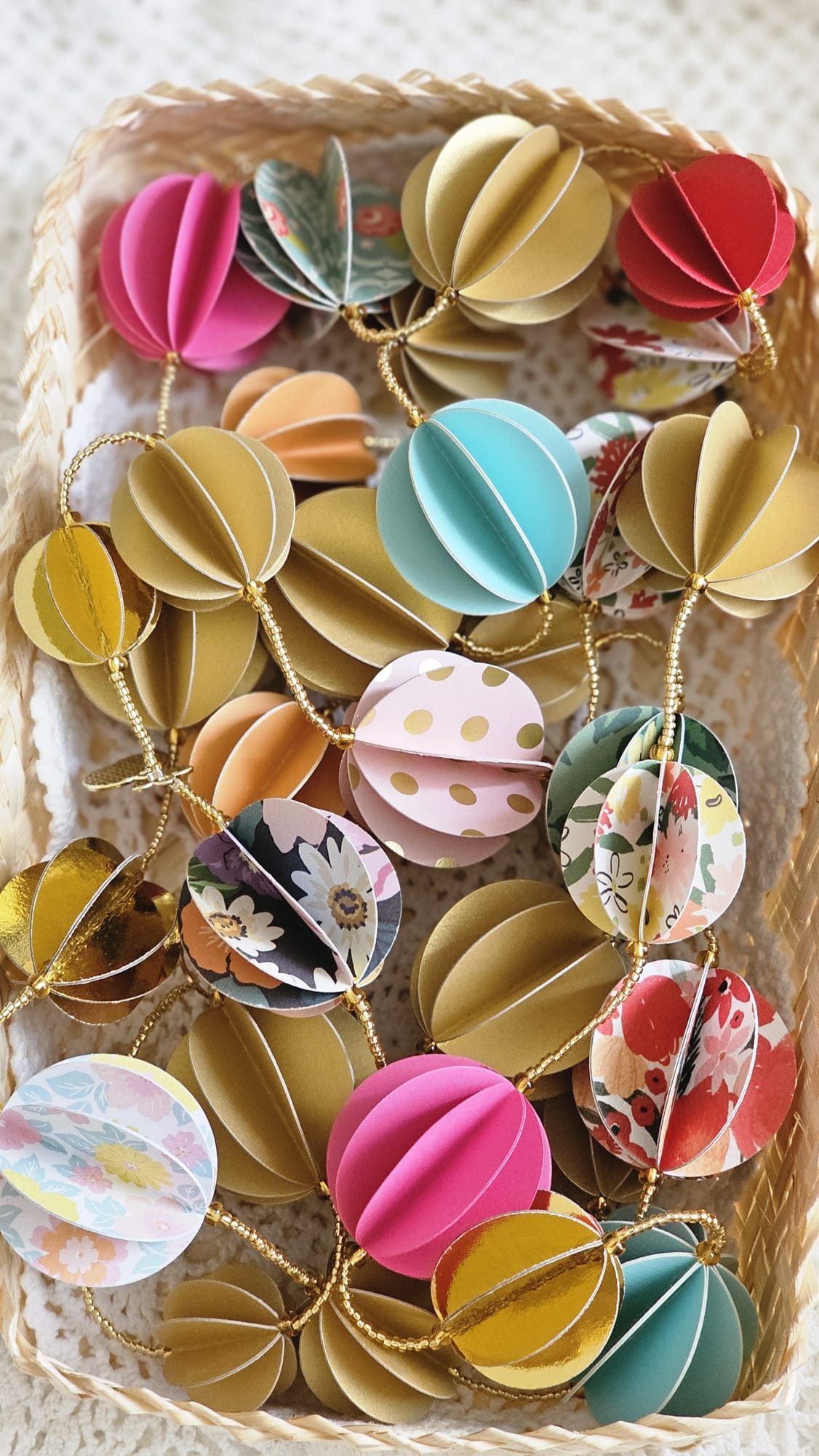 Guirlande boules en papier multicolore