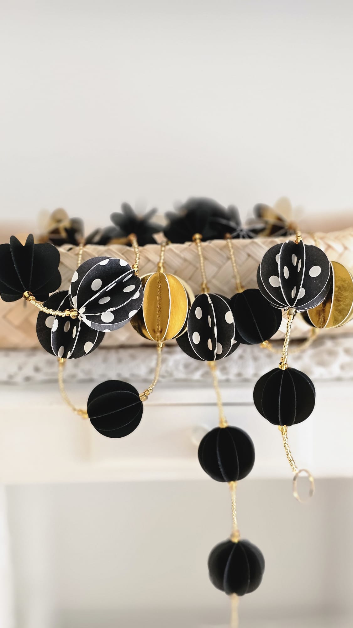 Guirlande papier noir et or avec perles de rocaille