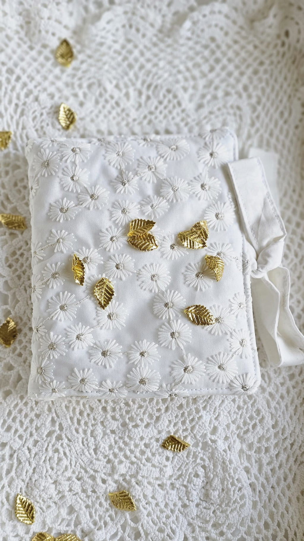 Pochette double tissu brodé blanc avec liens pour fermeture