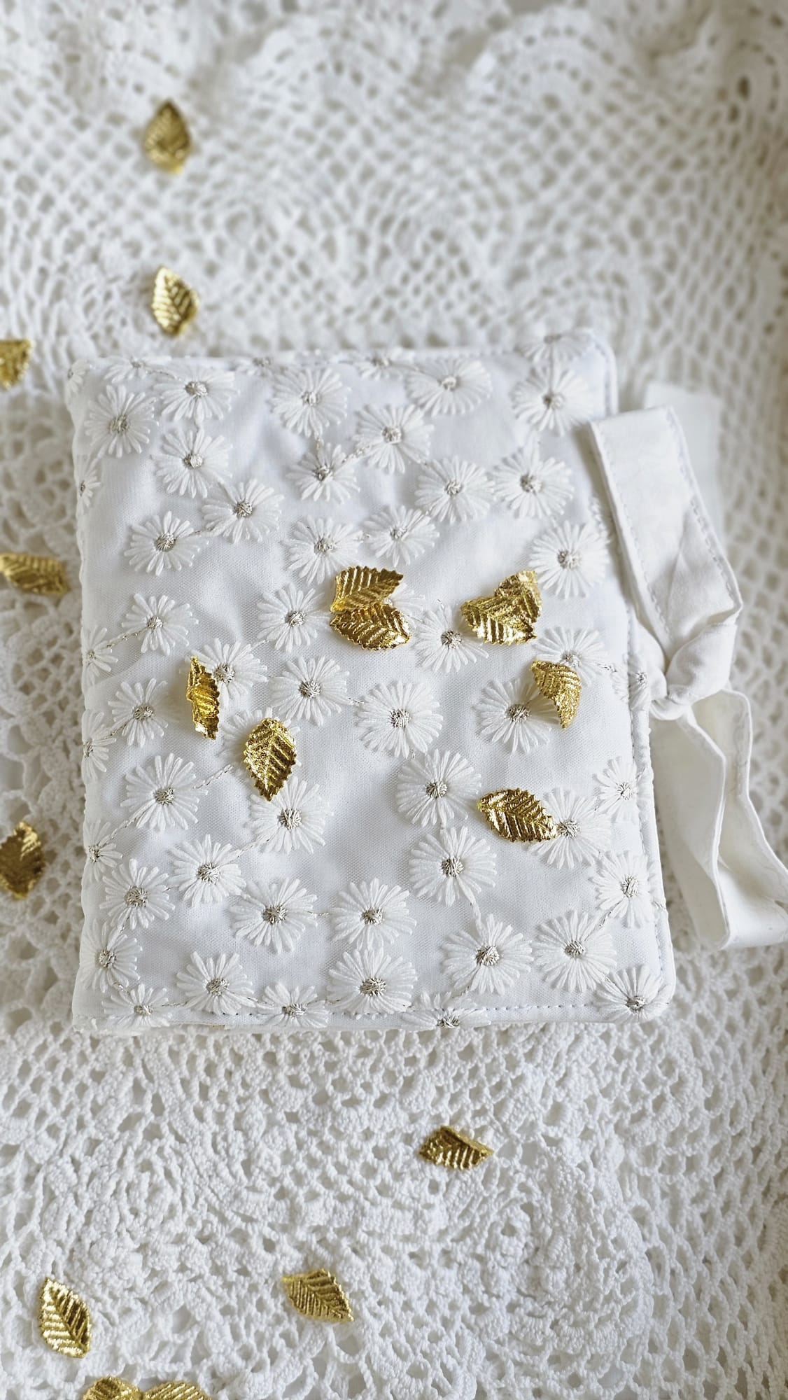 Pochette double tissu brodé blanc avec liens pour fermeture