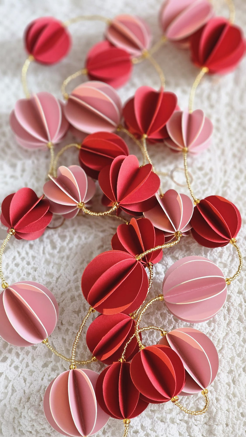 Guirlande papier rouge et rose avec perles de rocailles