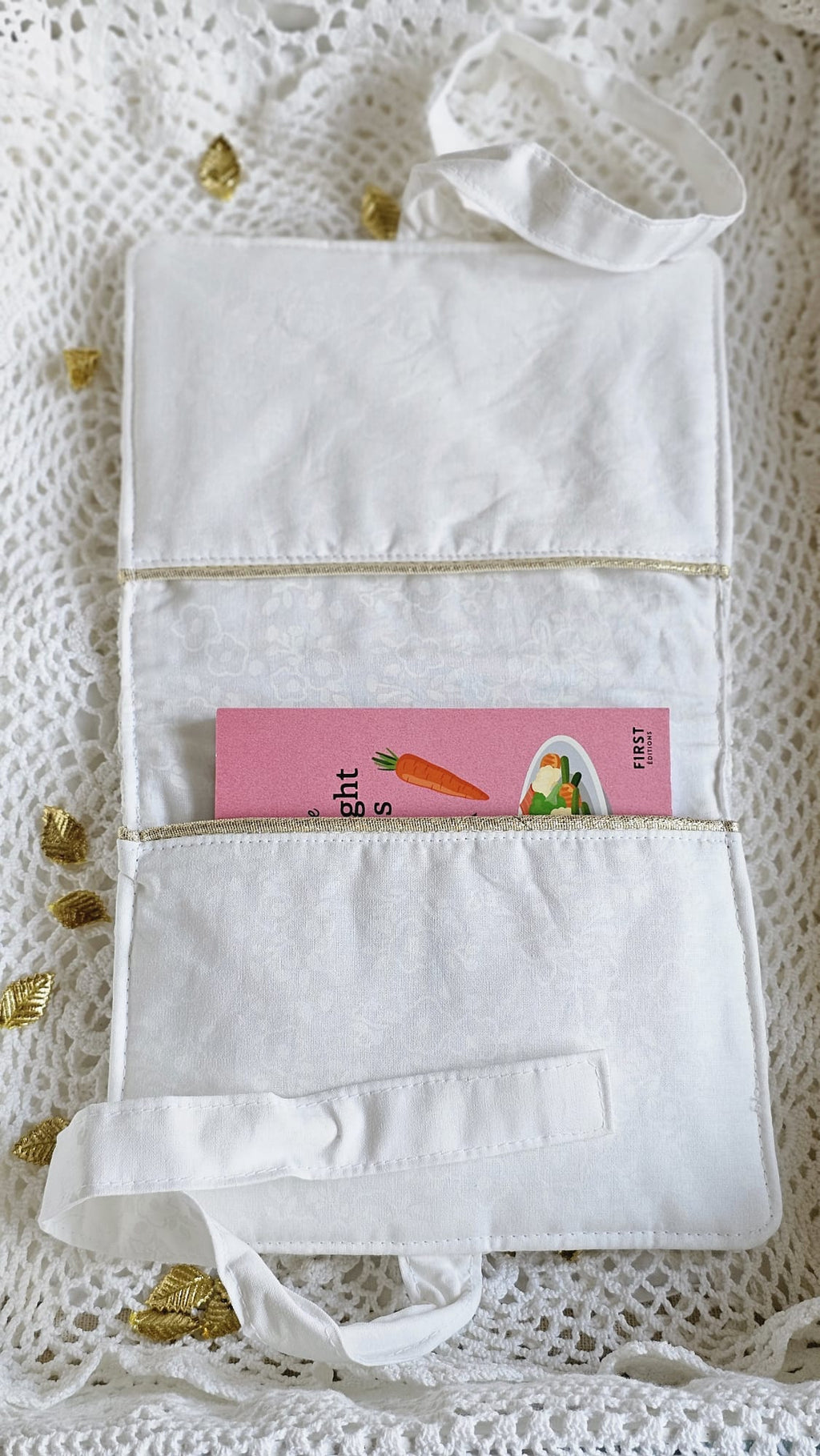 Pochette double tissu brodé blanc avec liens pour fermeture