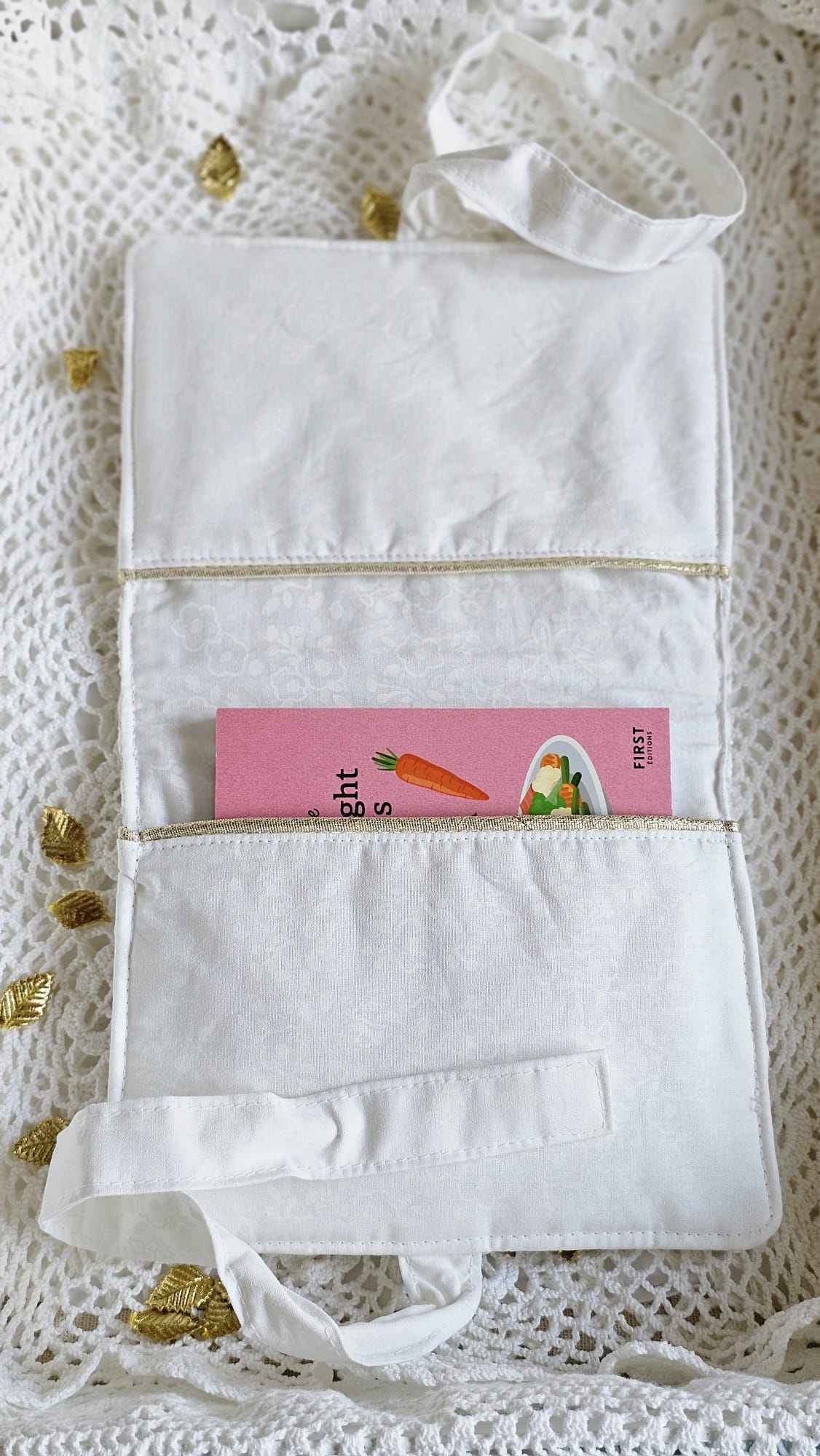 Pochette double tissu brodé blanc avec liens pour fermeture
