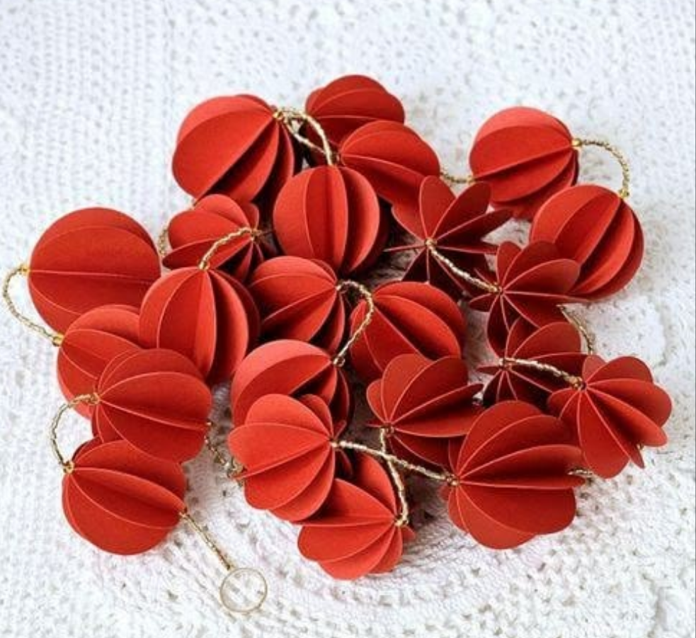 Guirlande de boules en papier rouge