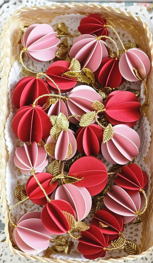 Guirlande papier rouge et rose avec perles de rocailles