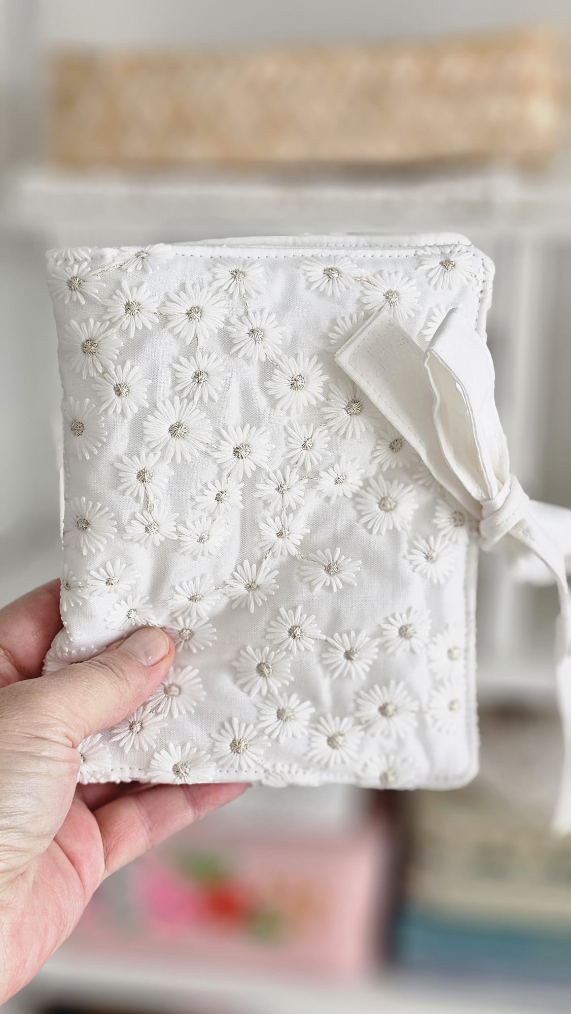 Pochette double tissu brodé blanc avec liens pour fermeture