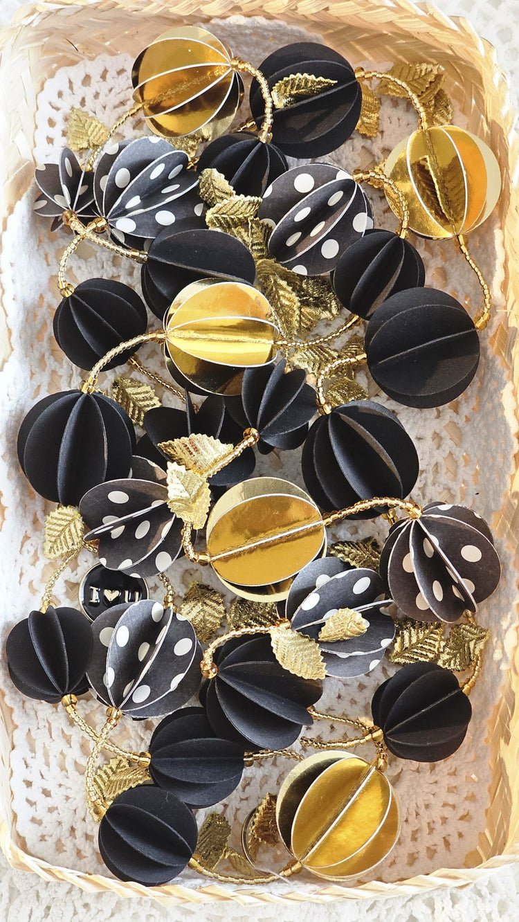 Guirlande papier noir et or avec perles de rocaille
