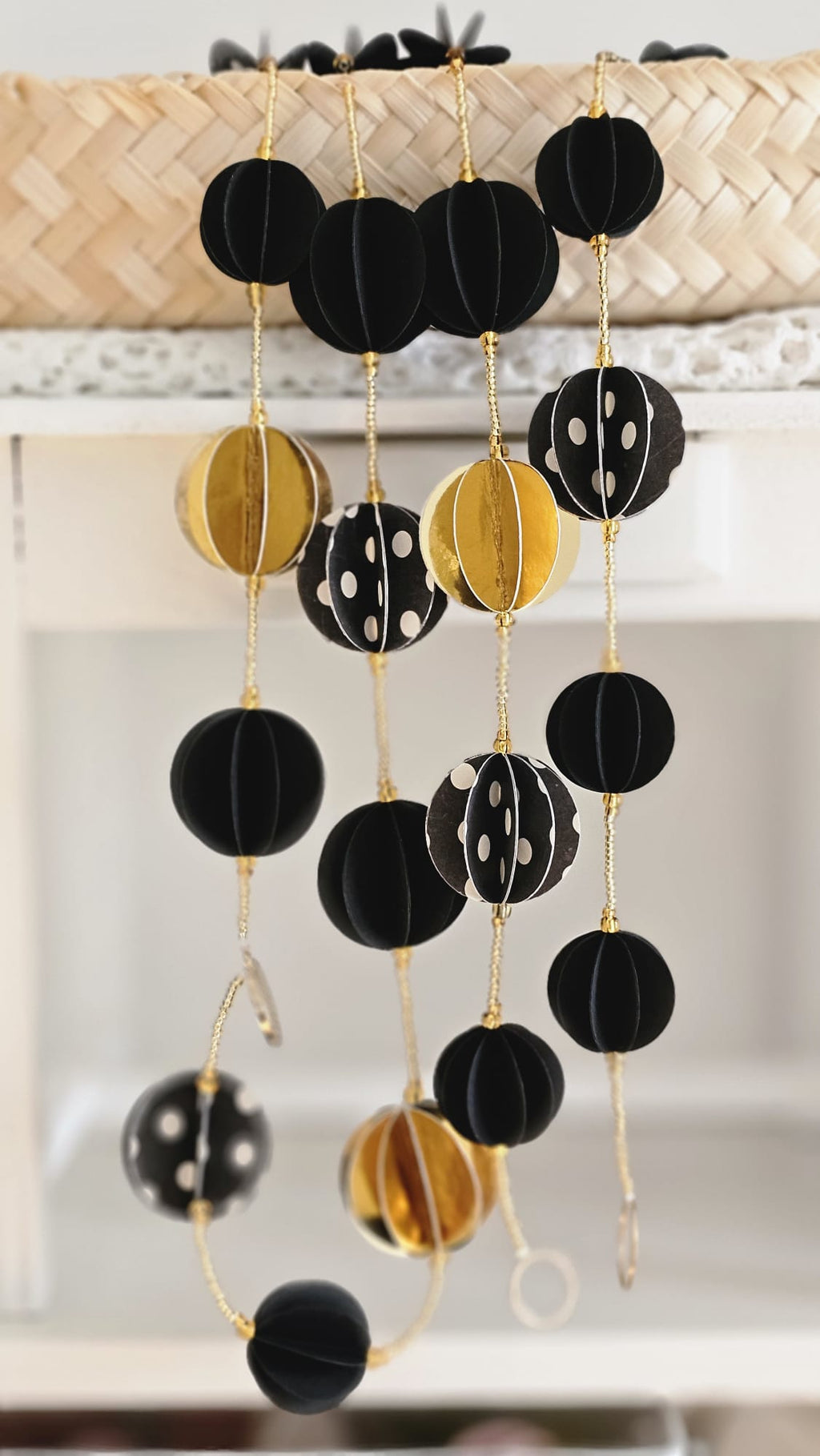 Guirlande papier noir et or avec perles de rocaille