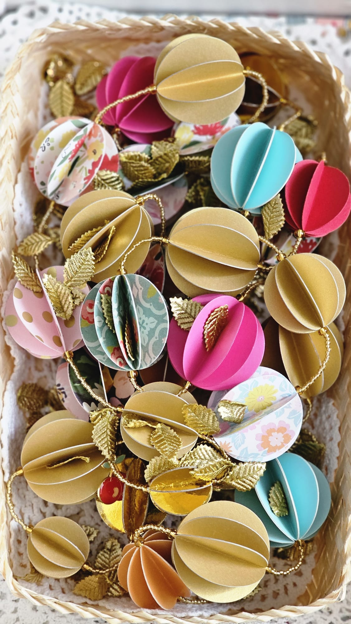 Guirlande boules en papier multicolore