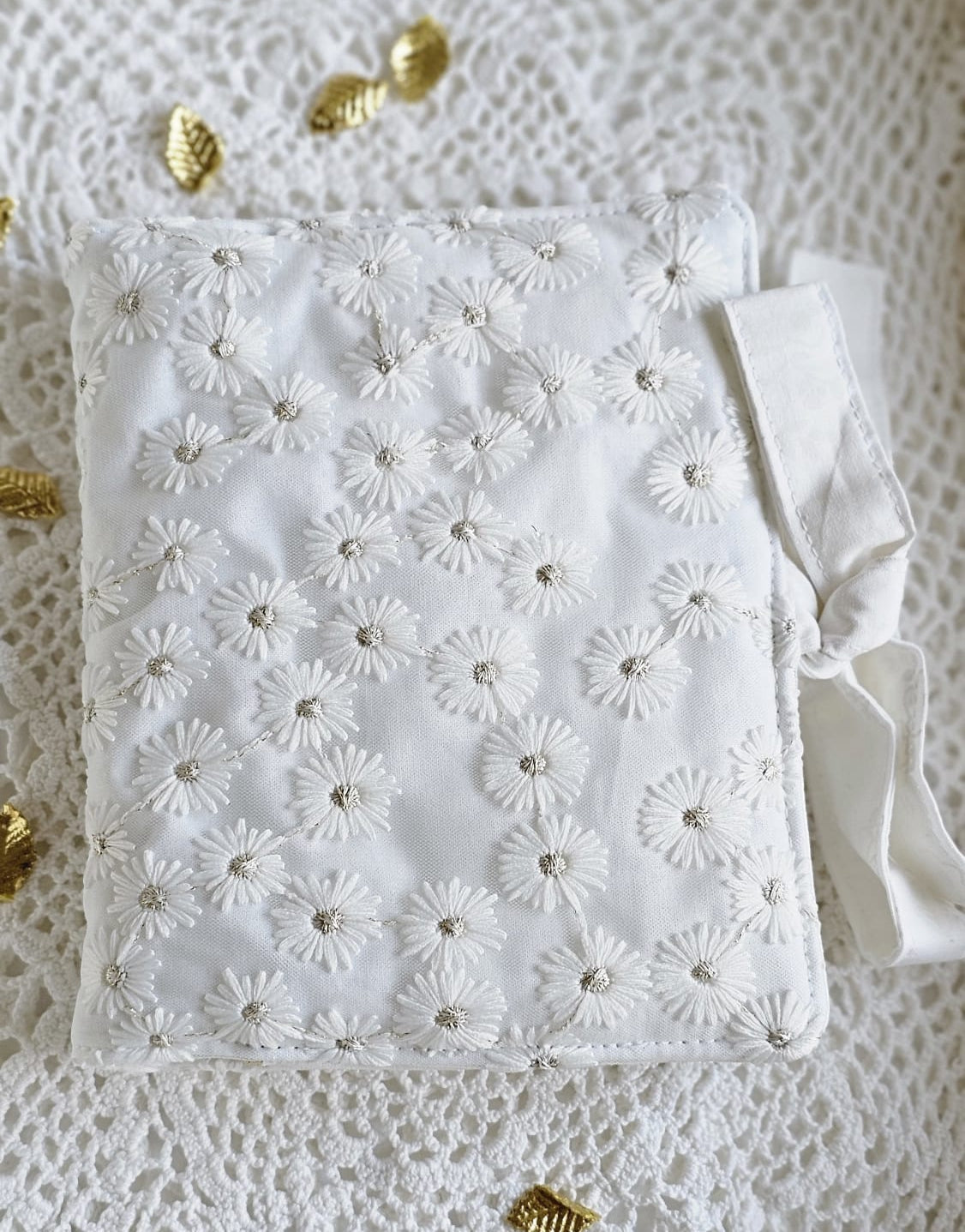 Pochette double tissu brodé blanc avec liens pour fermeture
