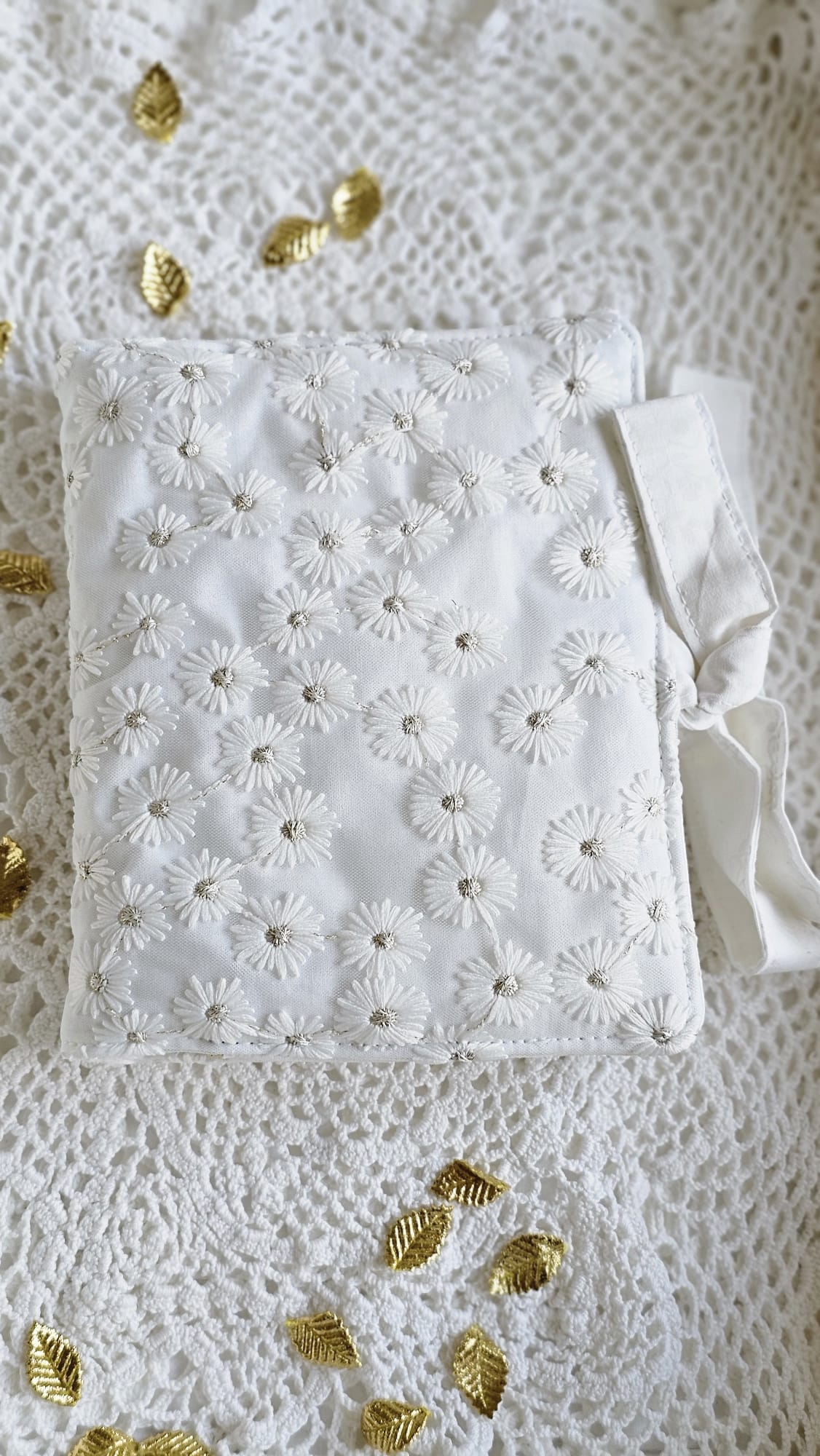 Pochette double tissu brodé blanc avec liens pour fermeture