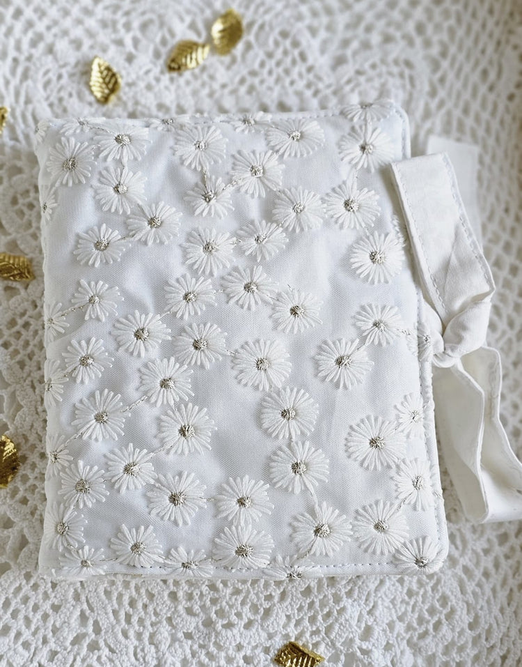 Pochette double tissu brodé blanc avec liens pour fermeture
