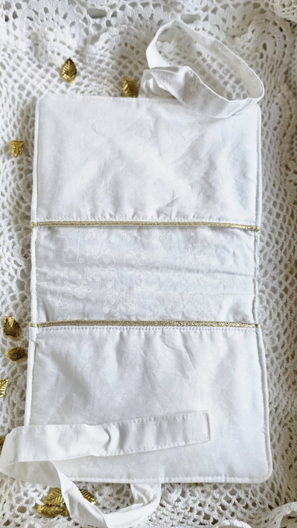 Pochette double tissu brodé blanc avec liens pour fermeture