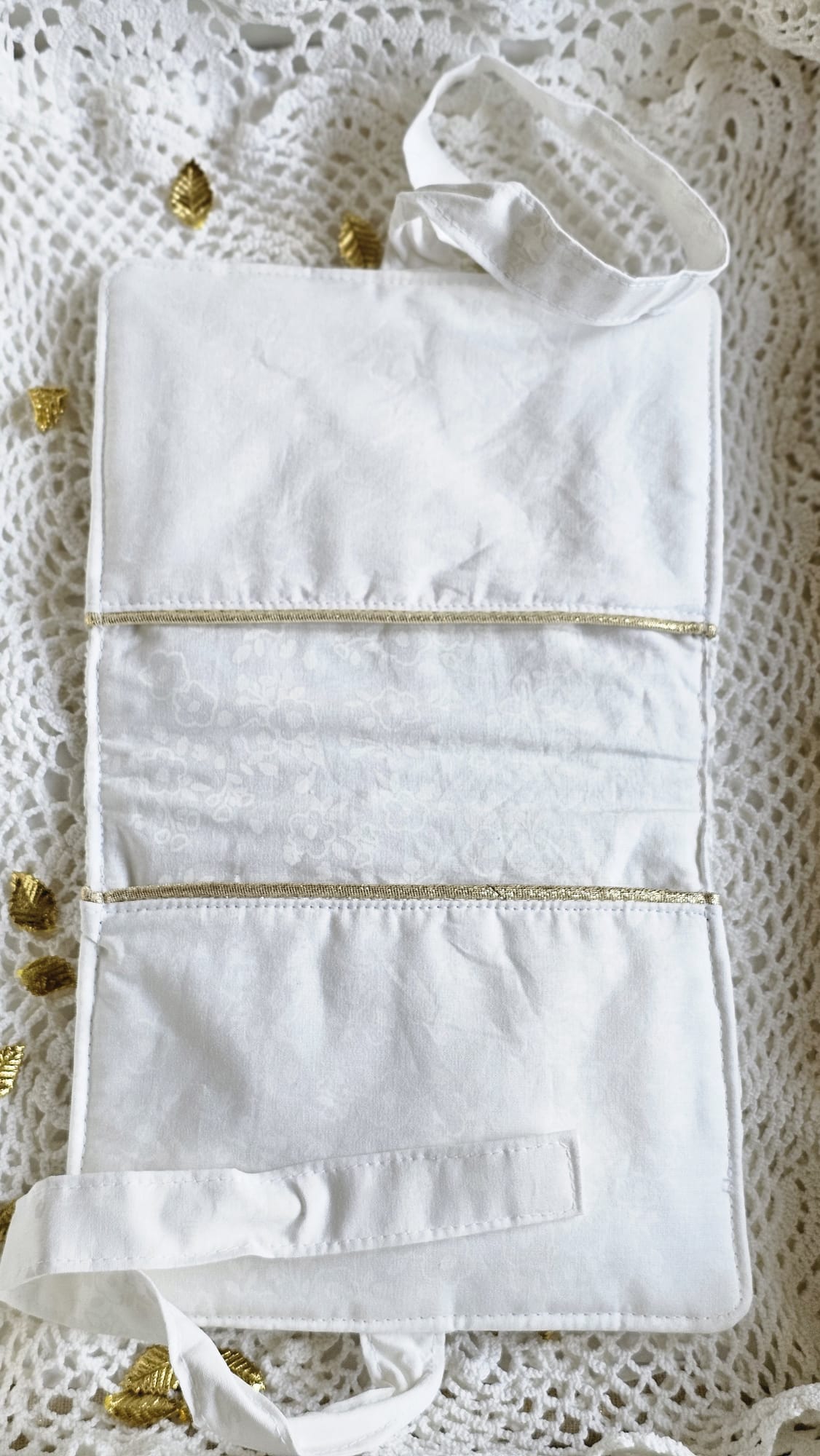 Pochette double tissu brodé blanc avec liens pour fermeture