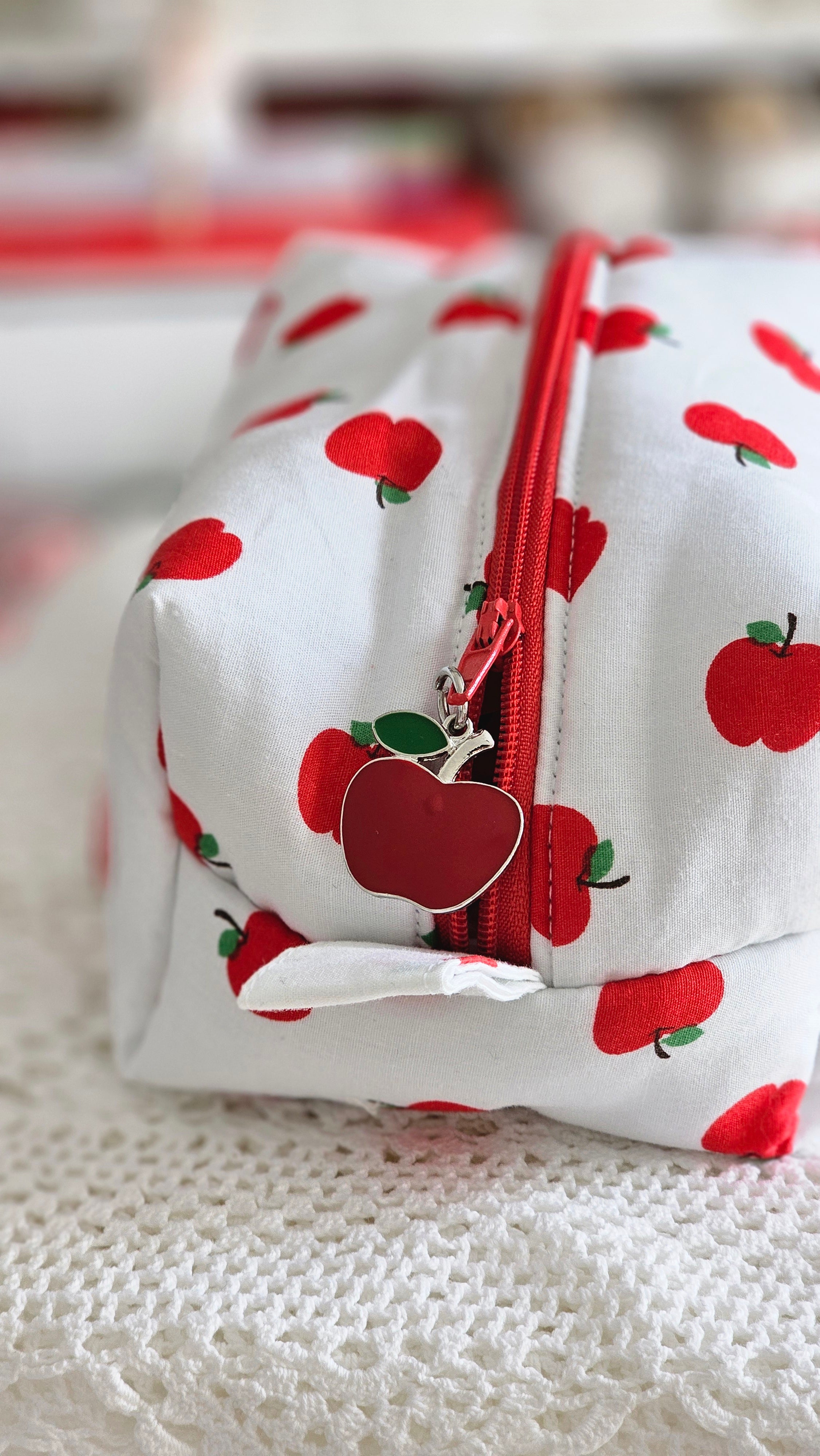 Trousse petites pommes rouges