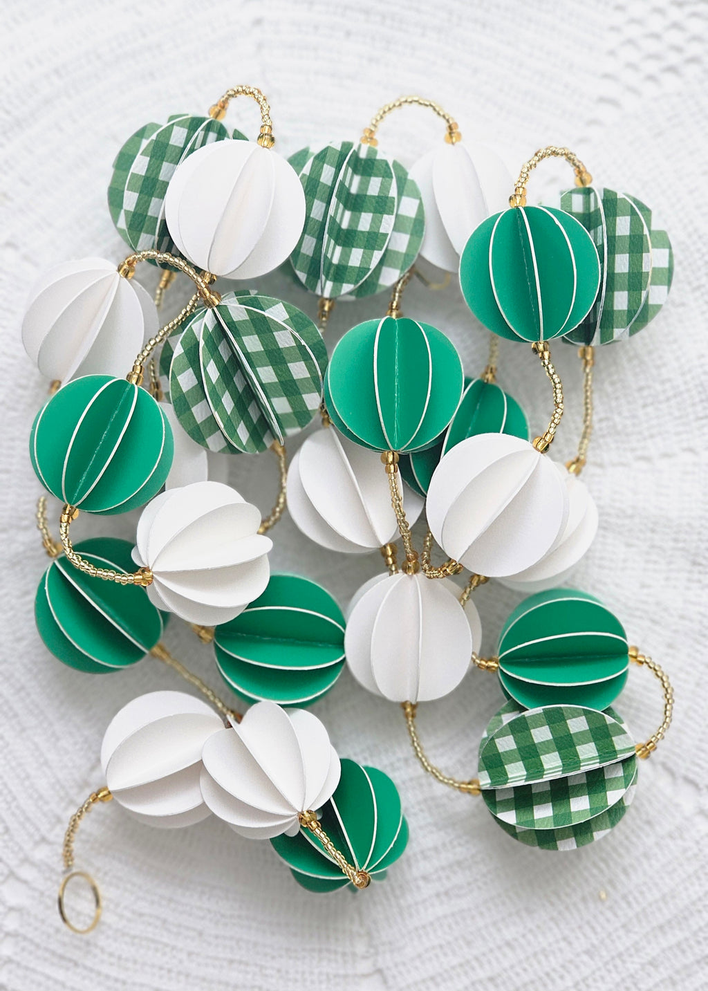 Guirlande décorative en papier vert et blanc
