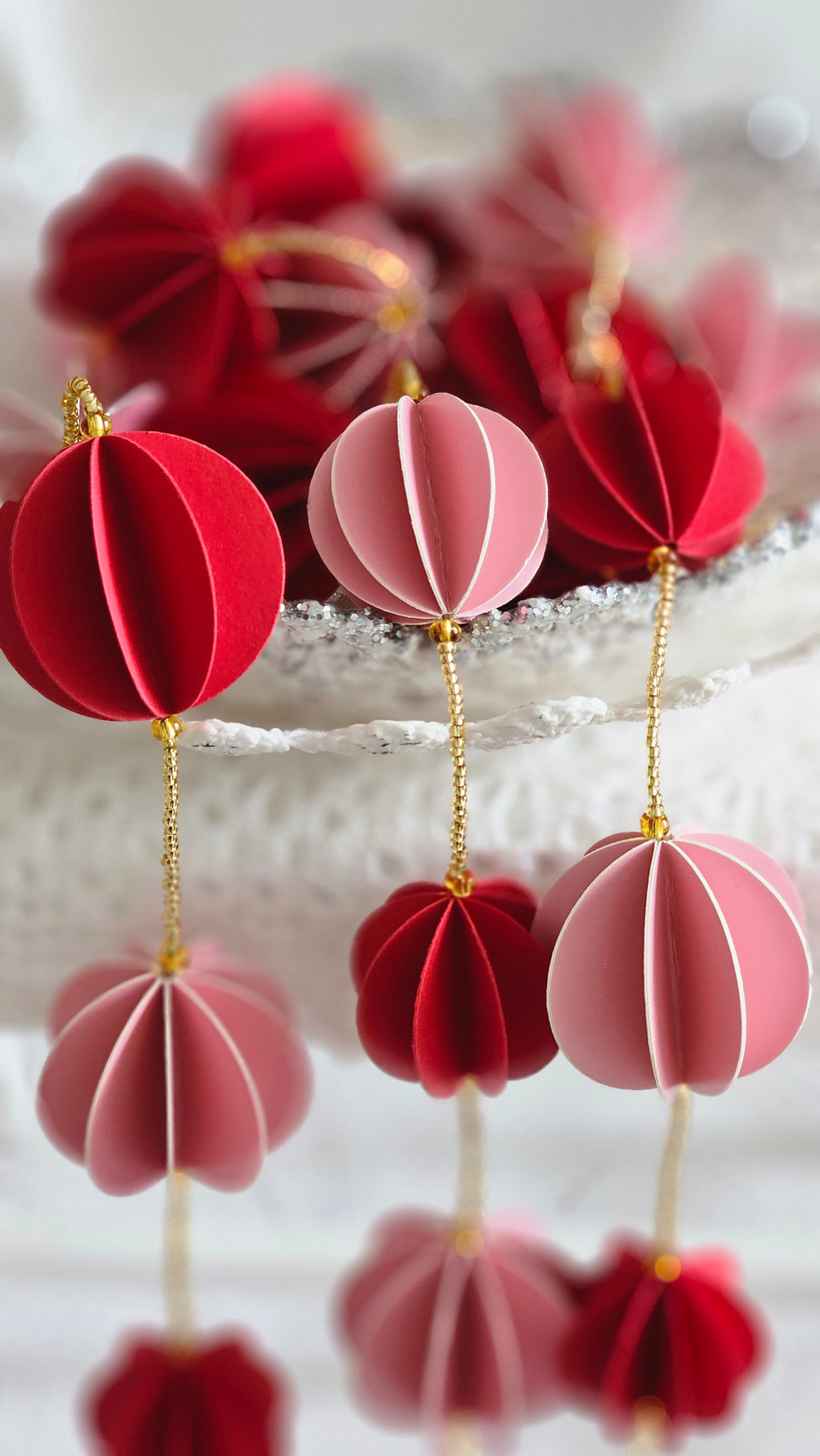 Guirlande papier rouge et rose avec perles de rocailles