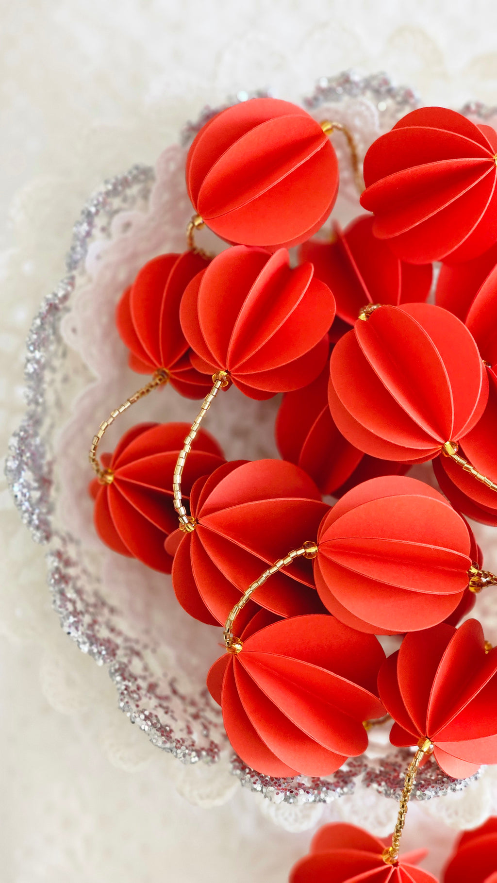 Guirlande de boules en papier rouge