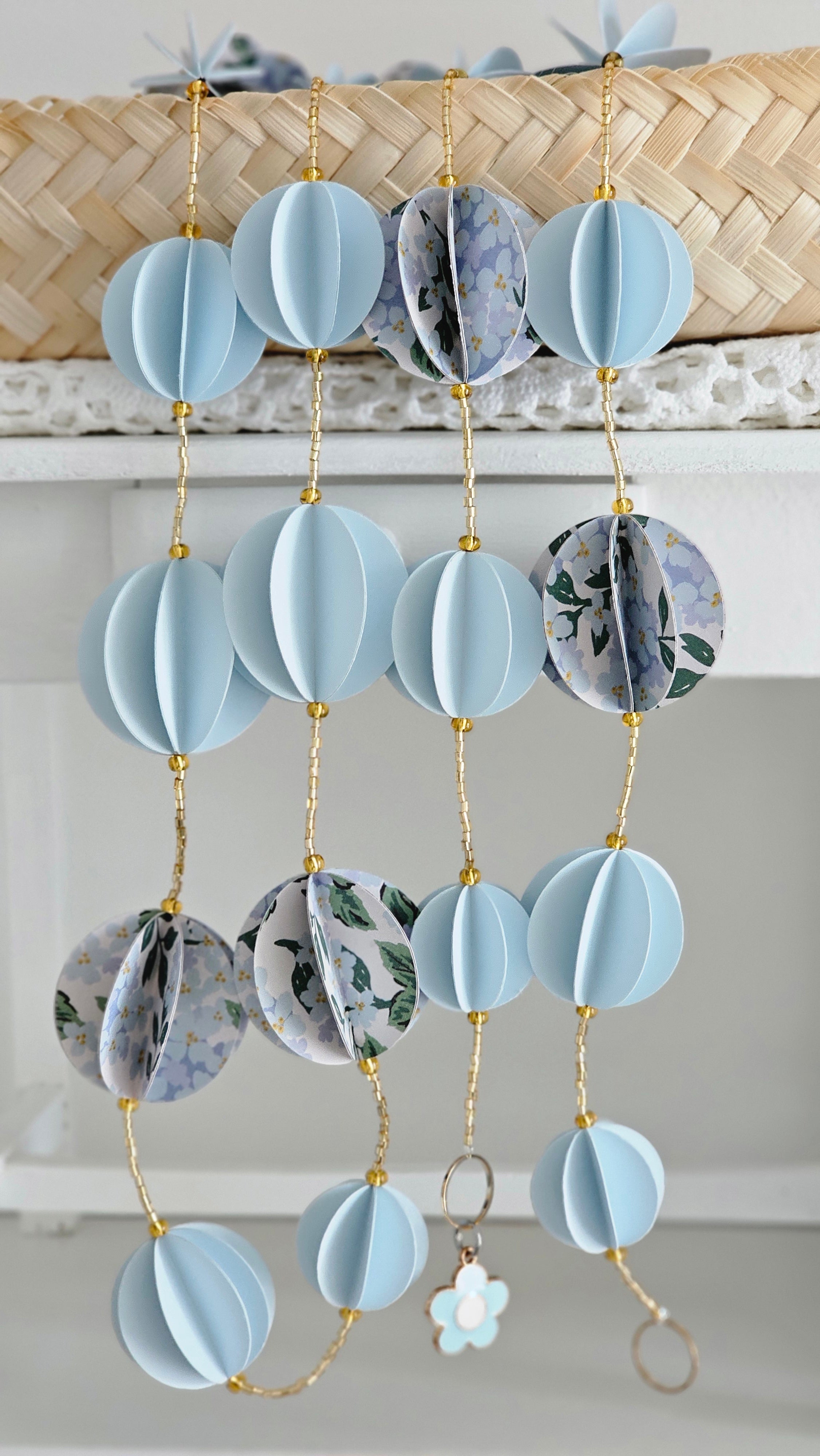 Guirlande décorative en papier bleu