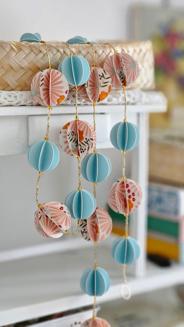 Guirlande en papier et perles de rocaille