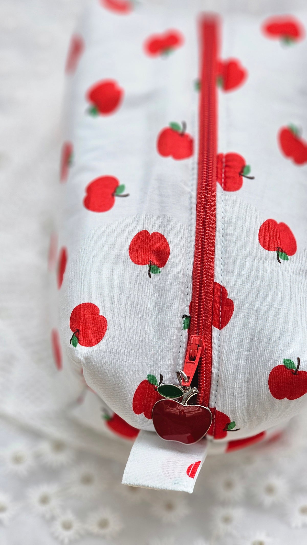 Trousse petites pommes rouges