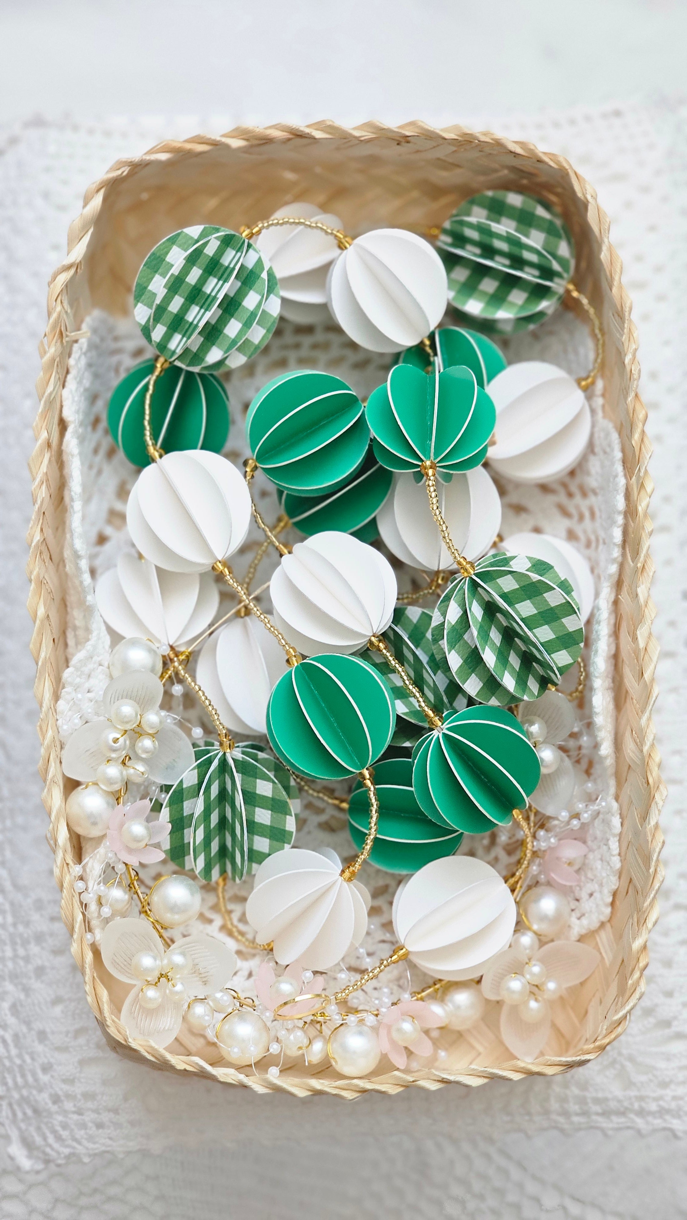 Guirlande décorative en papier vert et blanc
