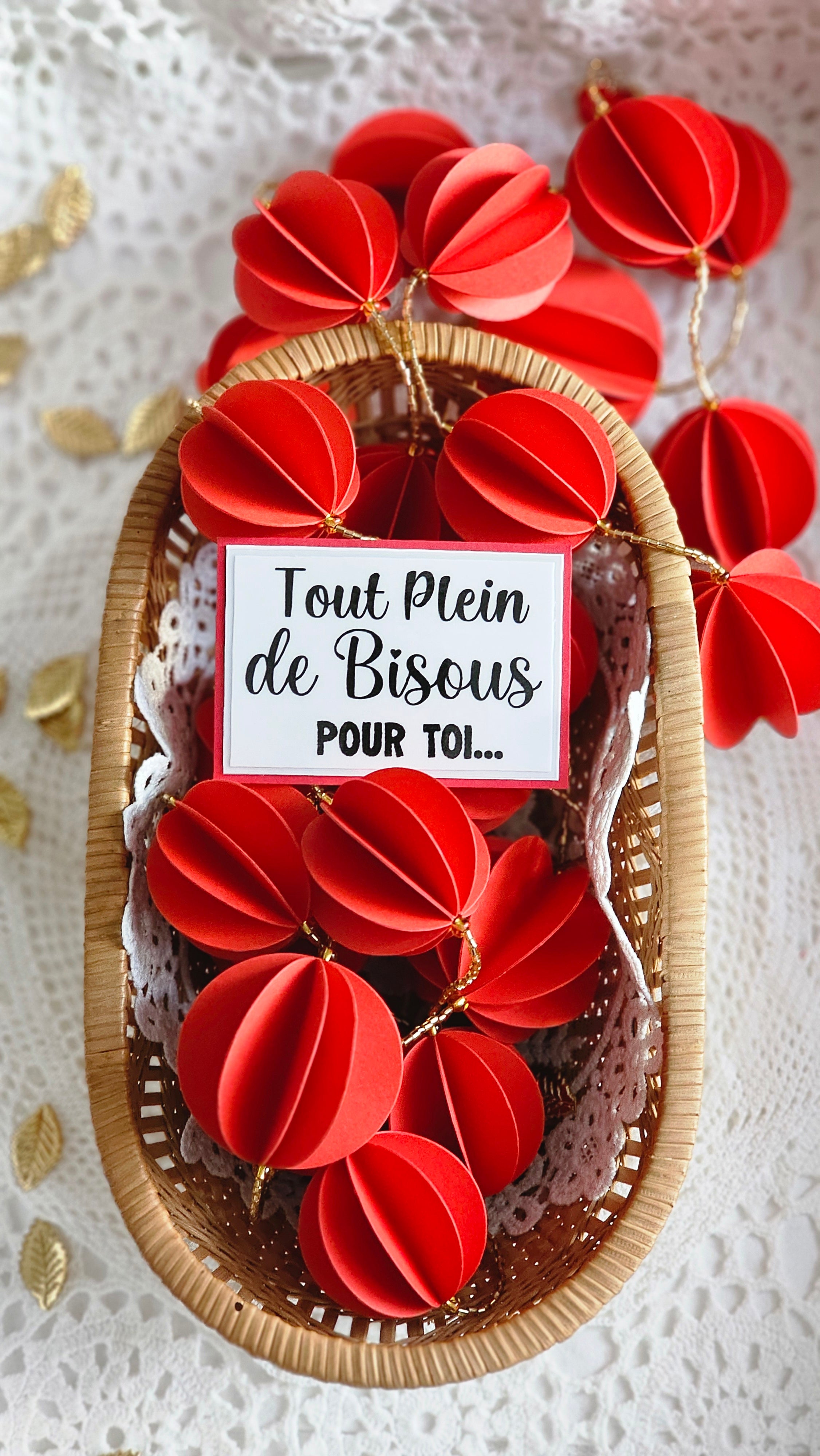 Guirlande de boules en papier rouge