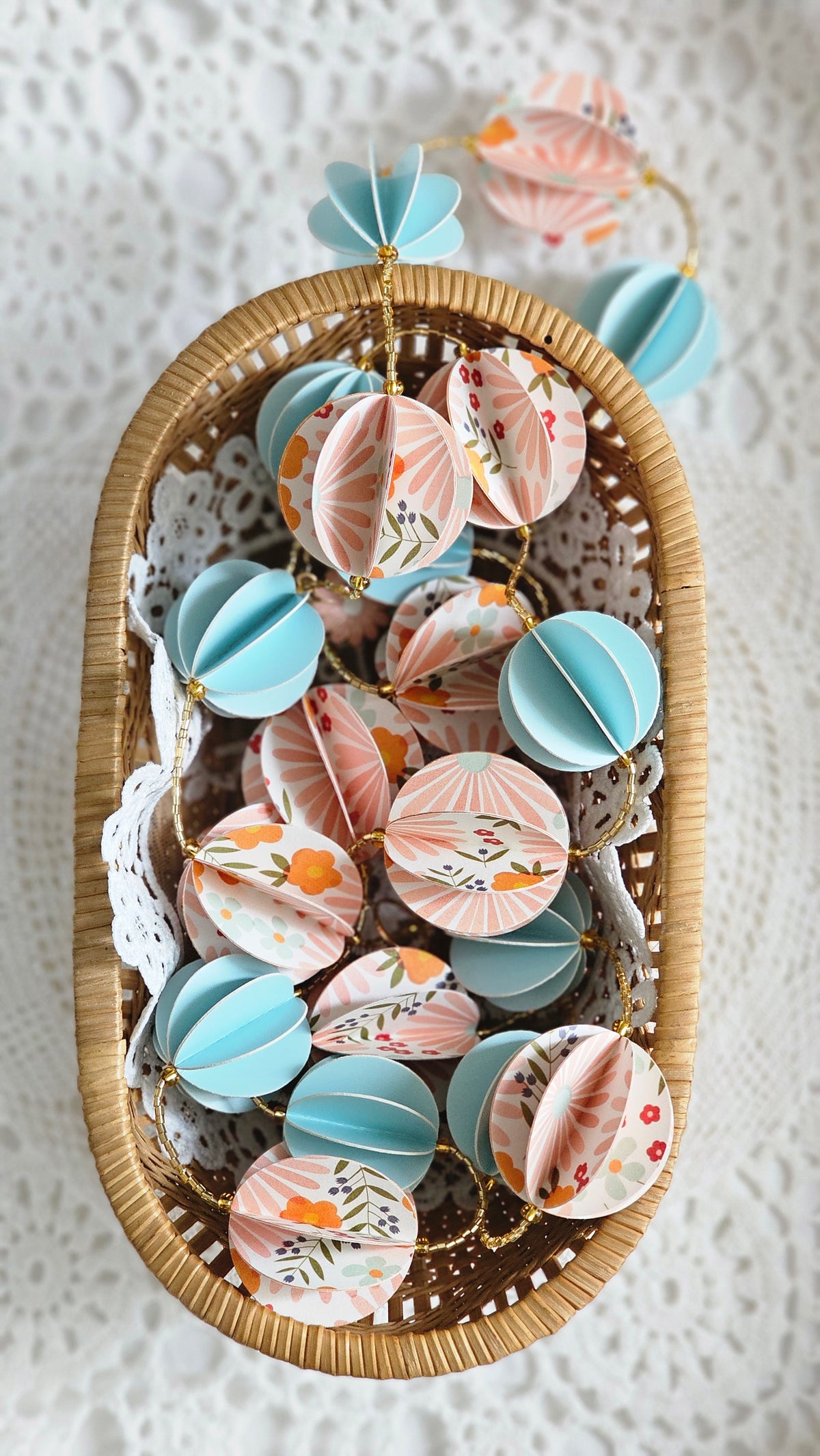 Guirlande en papier et perles de rocaille