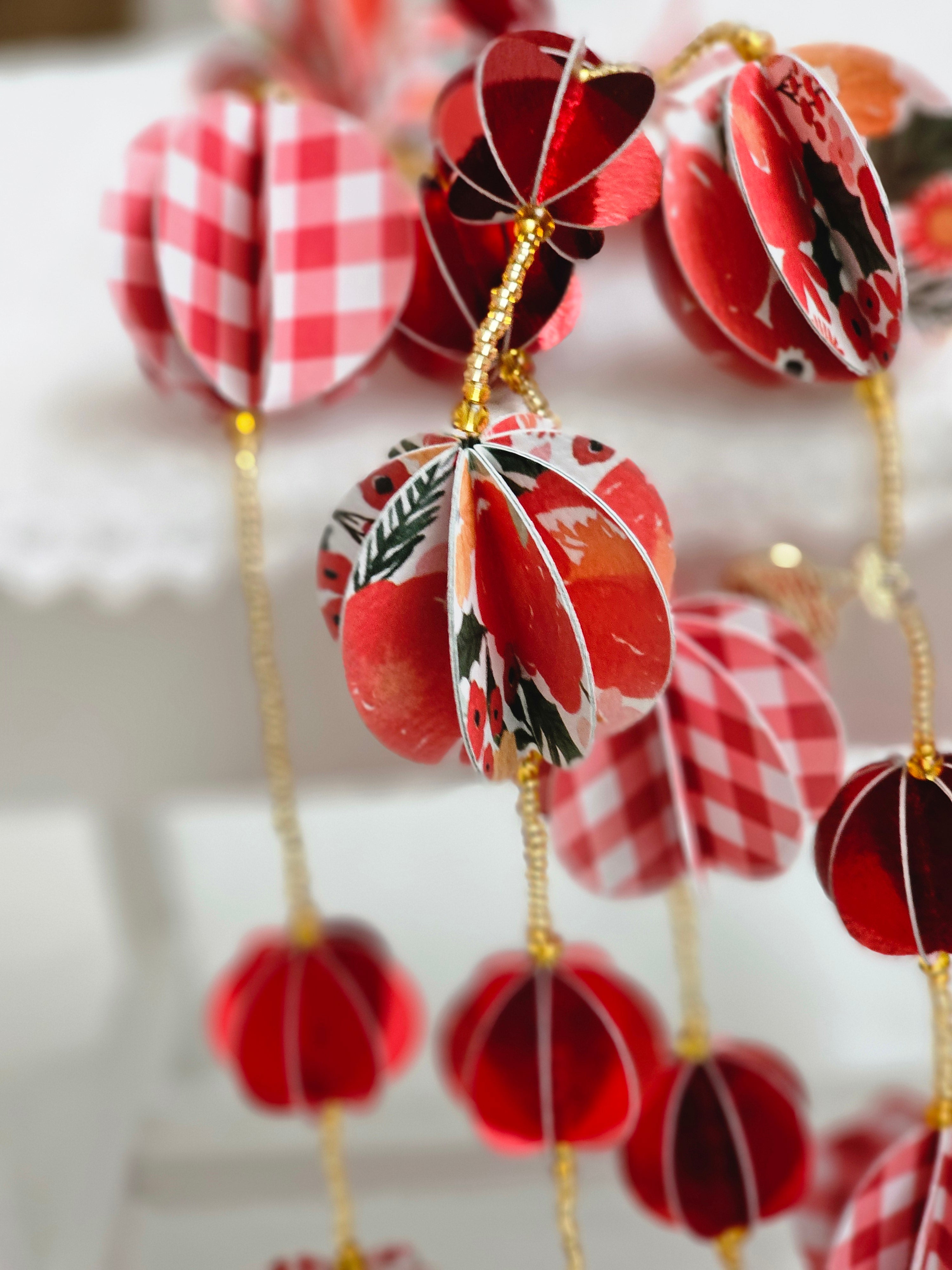 Guirlande décorative en papier rouge