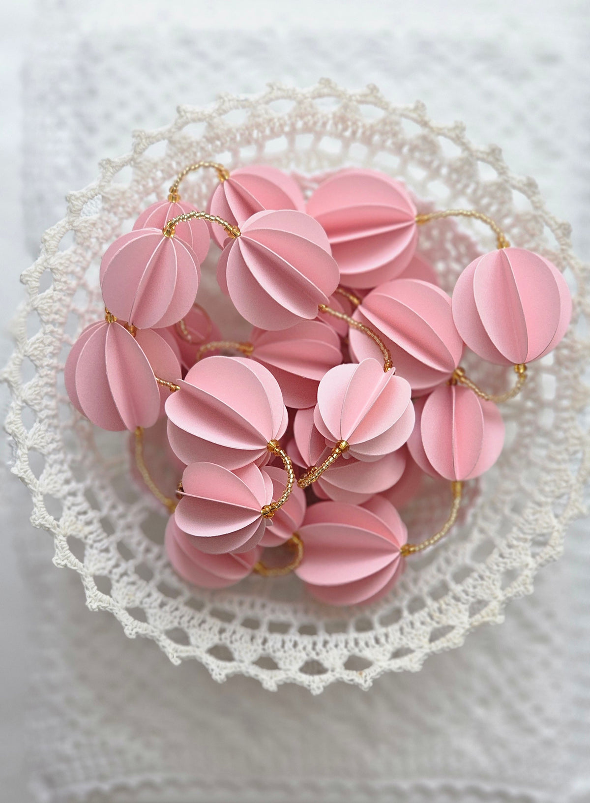 Guirlande décorative en papier rose