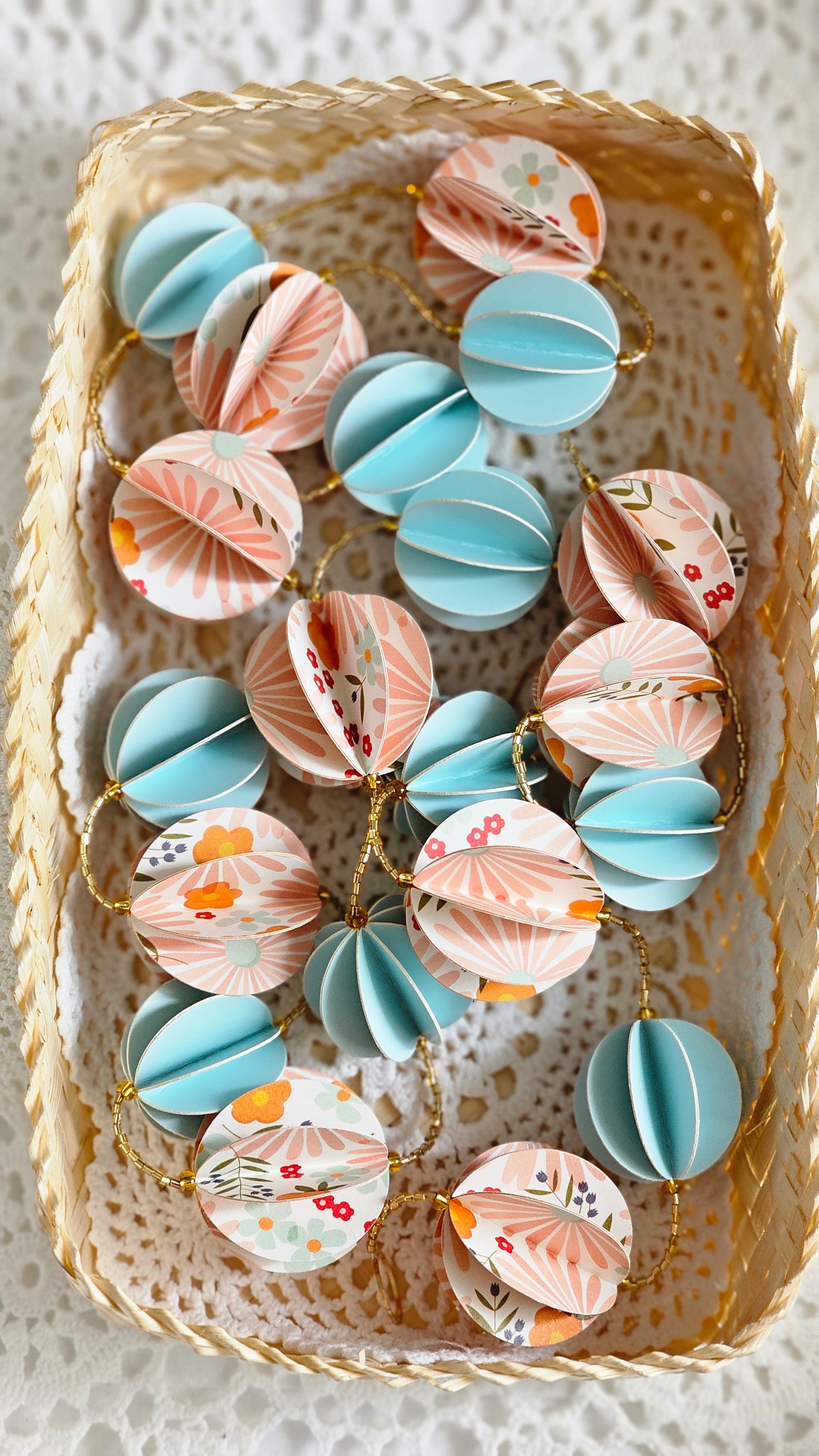 Guirlande en papier et perles de rocaille