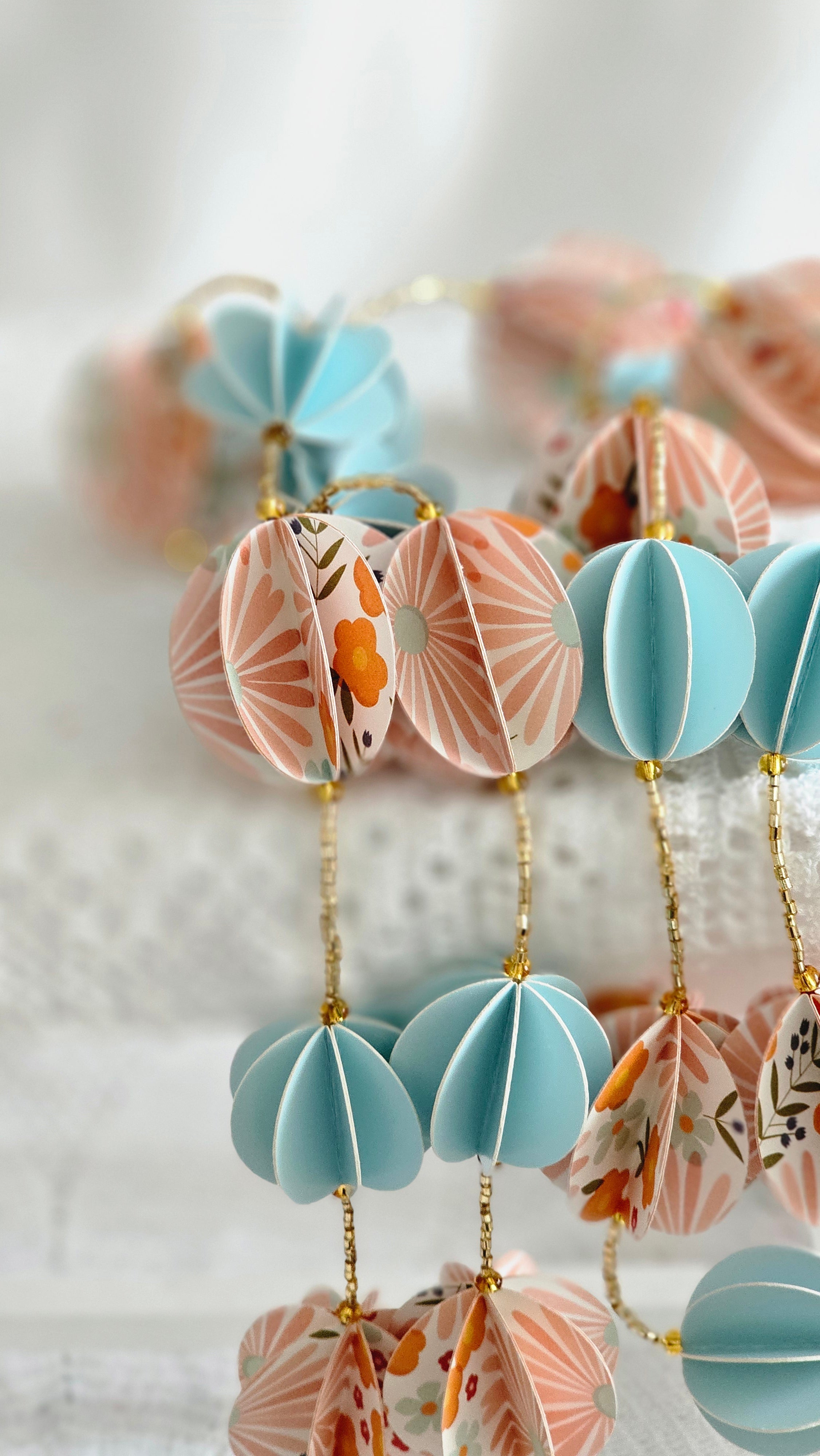 Guirlande en papier et perles de rocaille