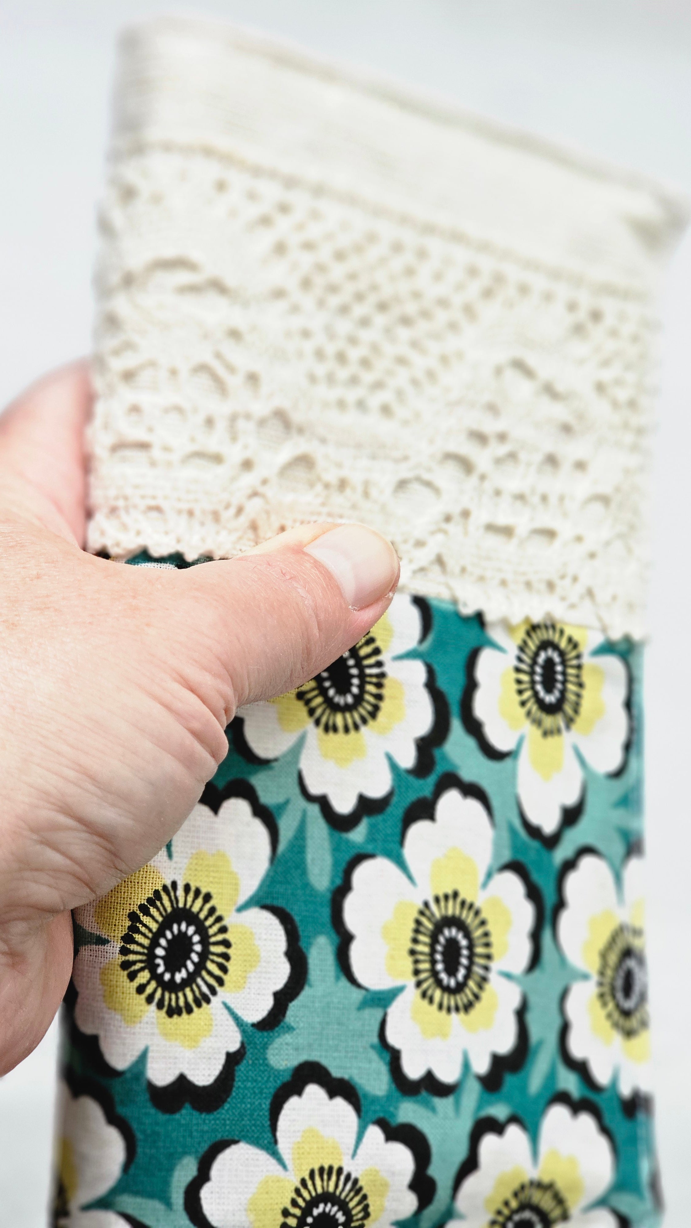 Housse tissu et dentelle pour livre de poche