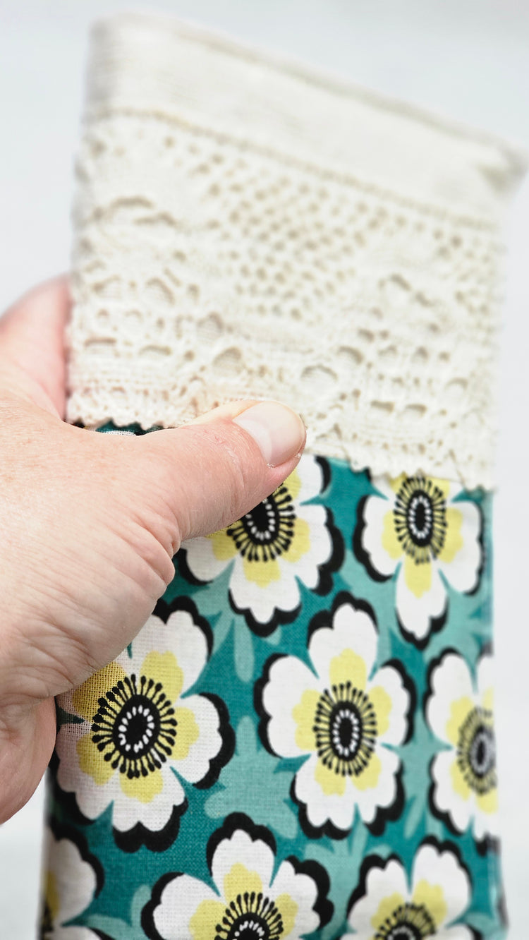 Housse tissu et dentelle pour livre de poche