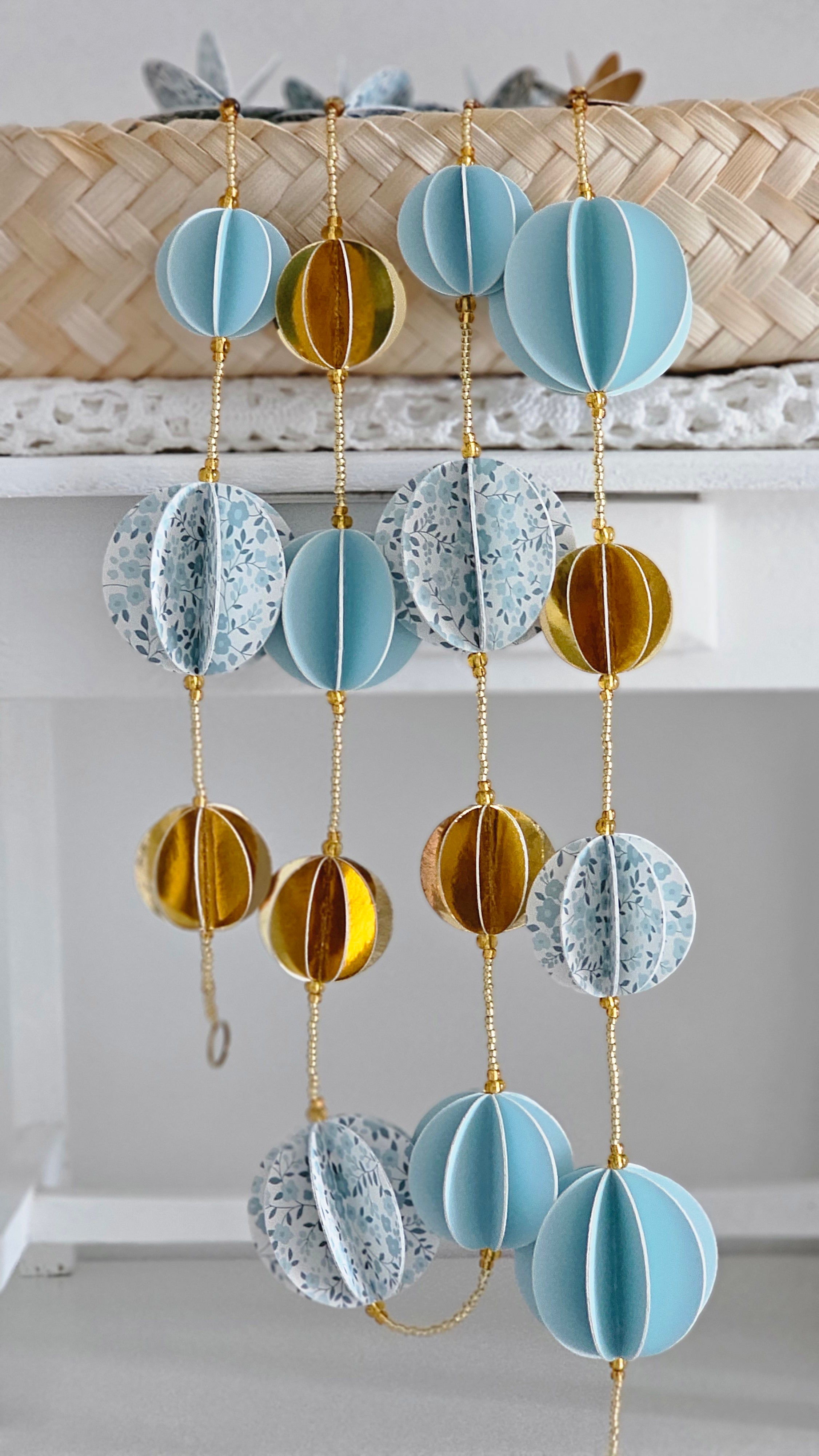 Guirlande en papier décorative bleu et dorée