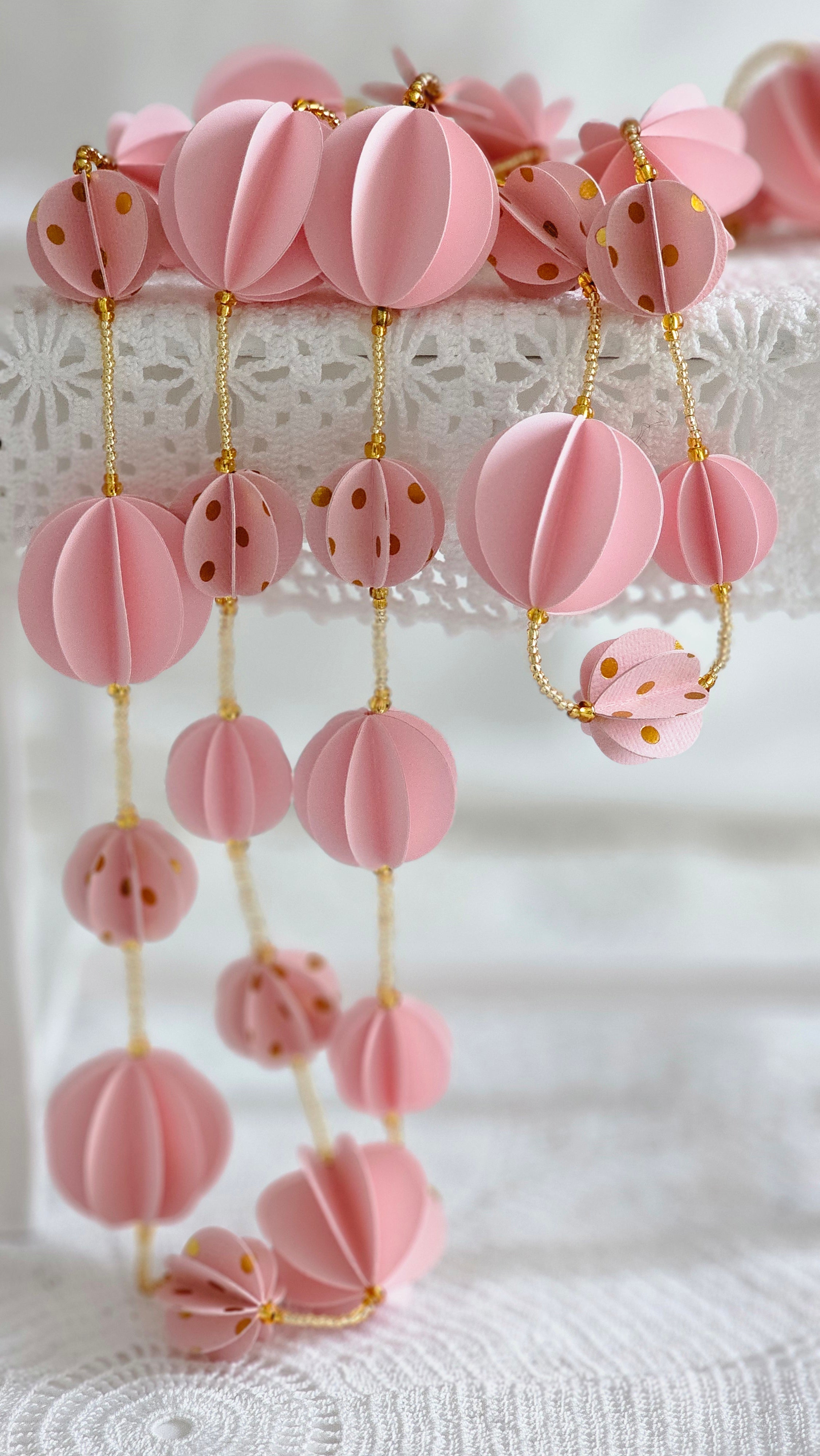 Guirlande décorative en papier rose